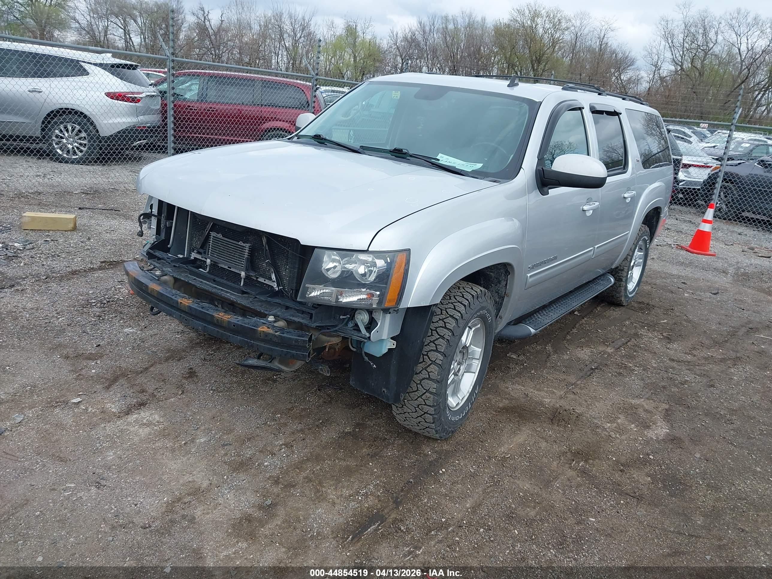 CHEVROLET SUBURBAN image 2