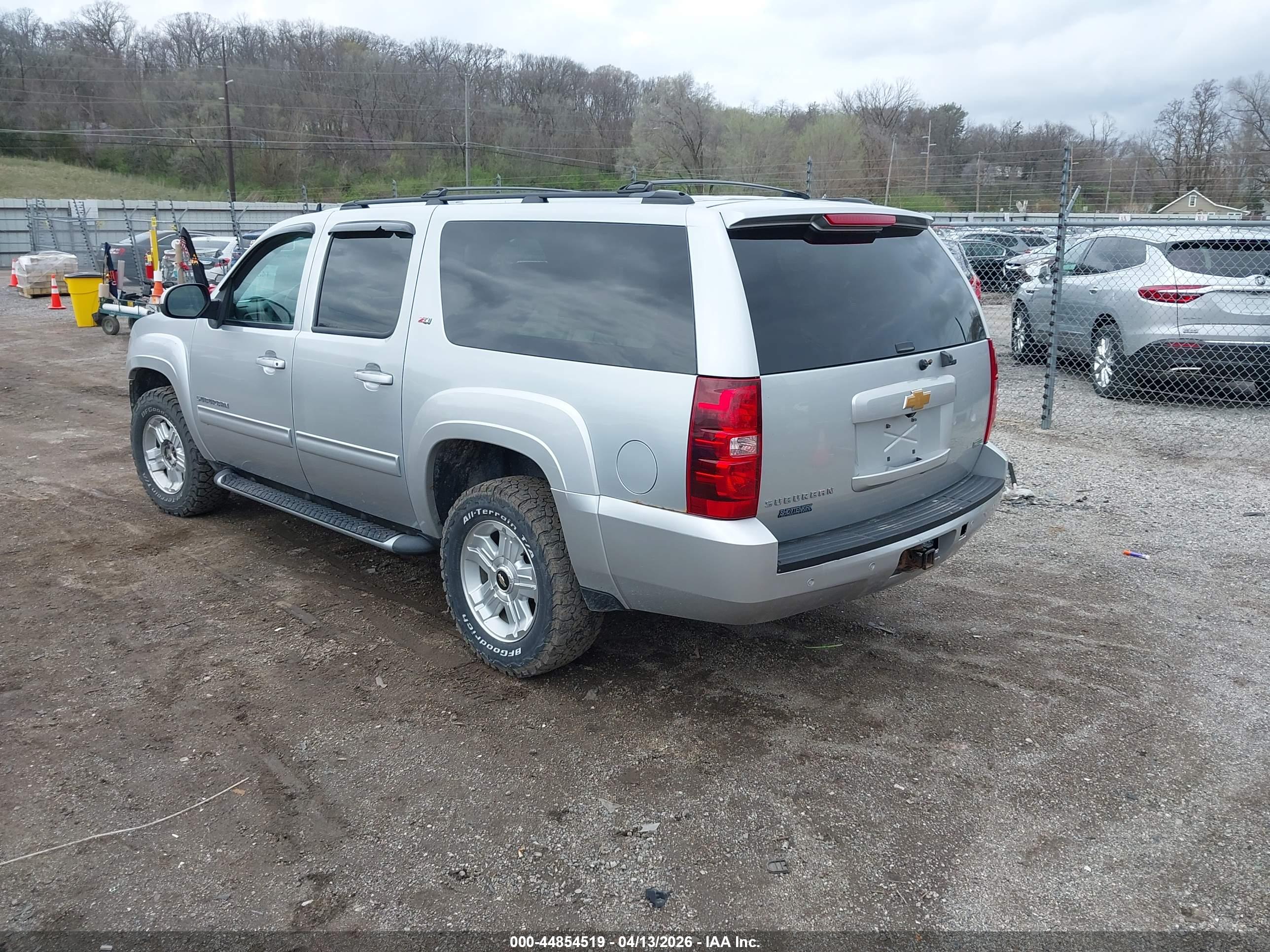 CHEVROLET SUBURBAN image 3