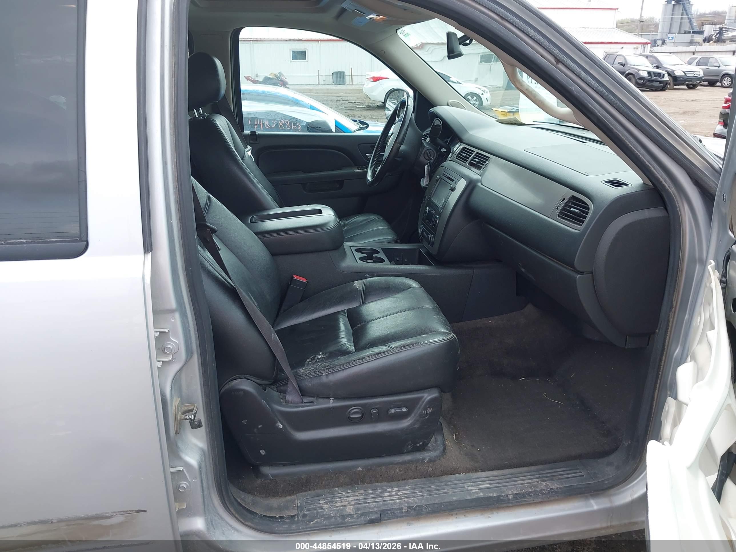 CHEVROLET SUBURBAN image 5