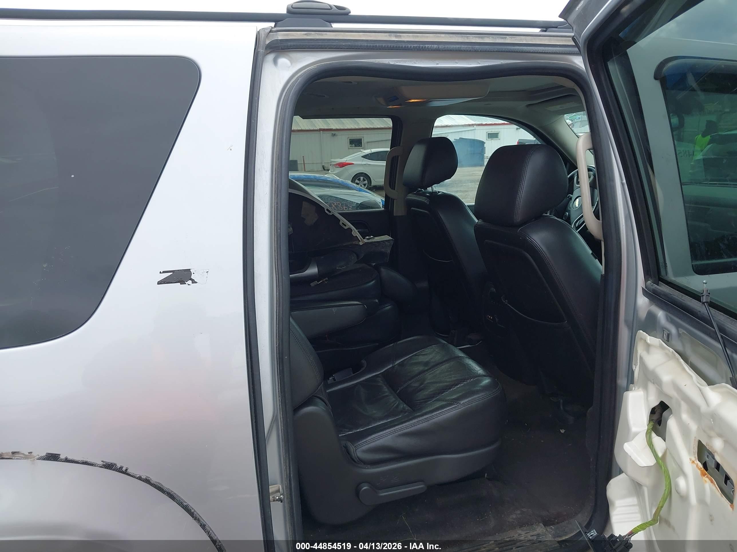 CHEVROLET SUBURBAN image 8