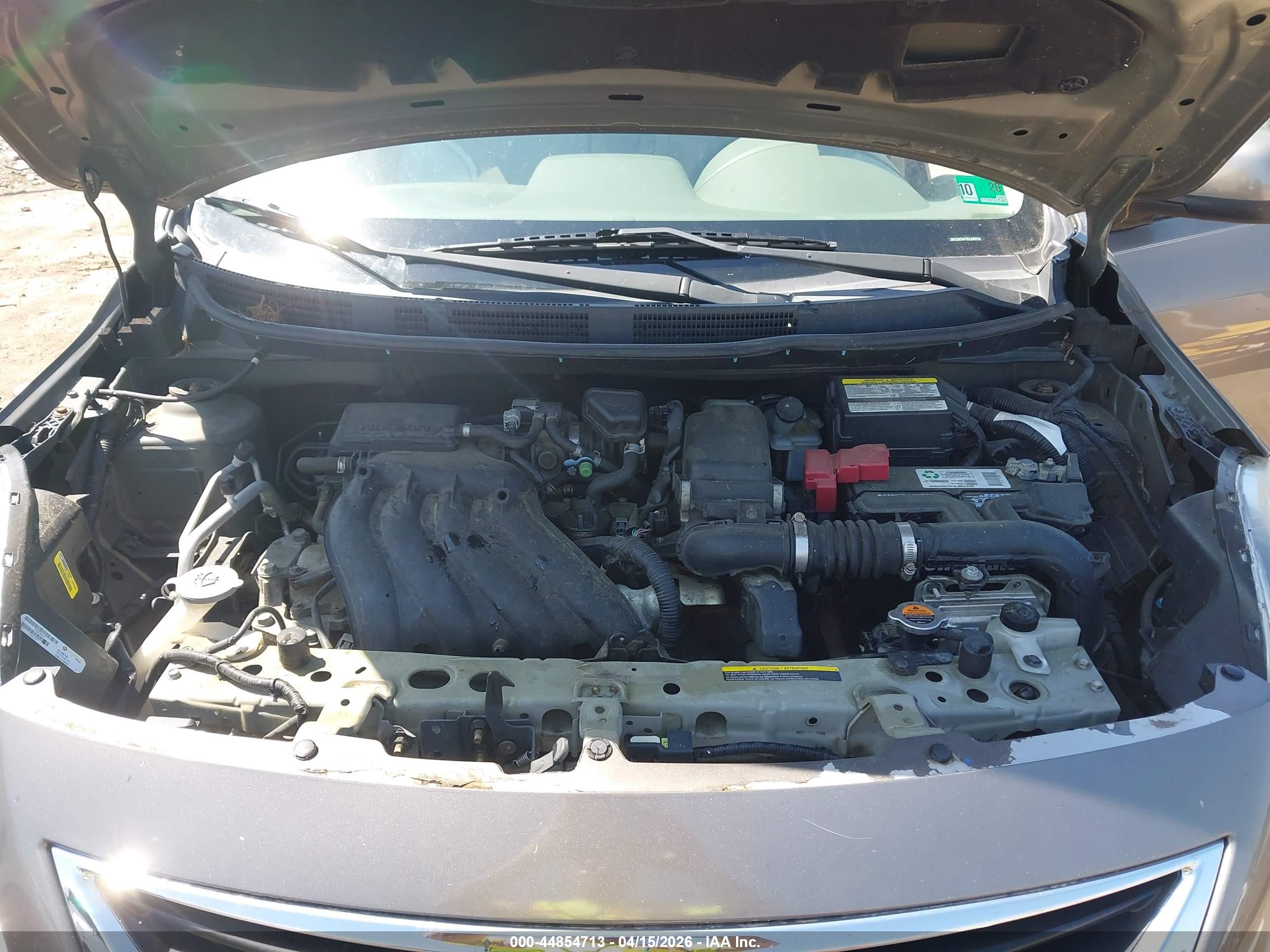 NISSAN VERSA image 10