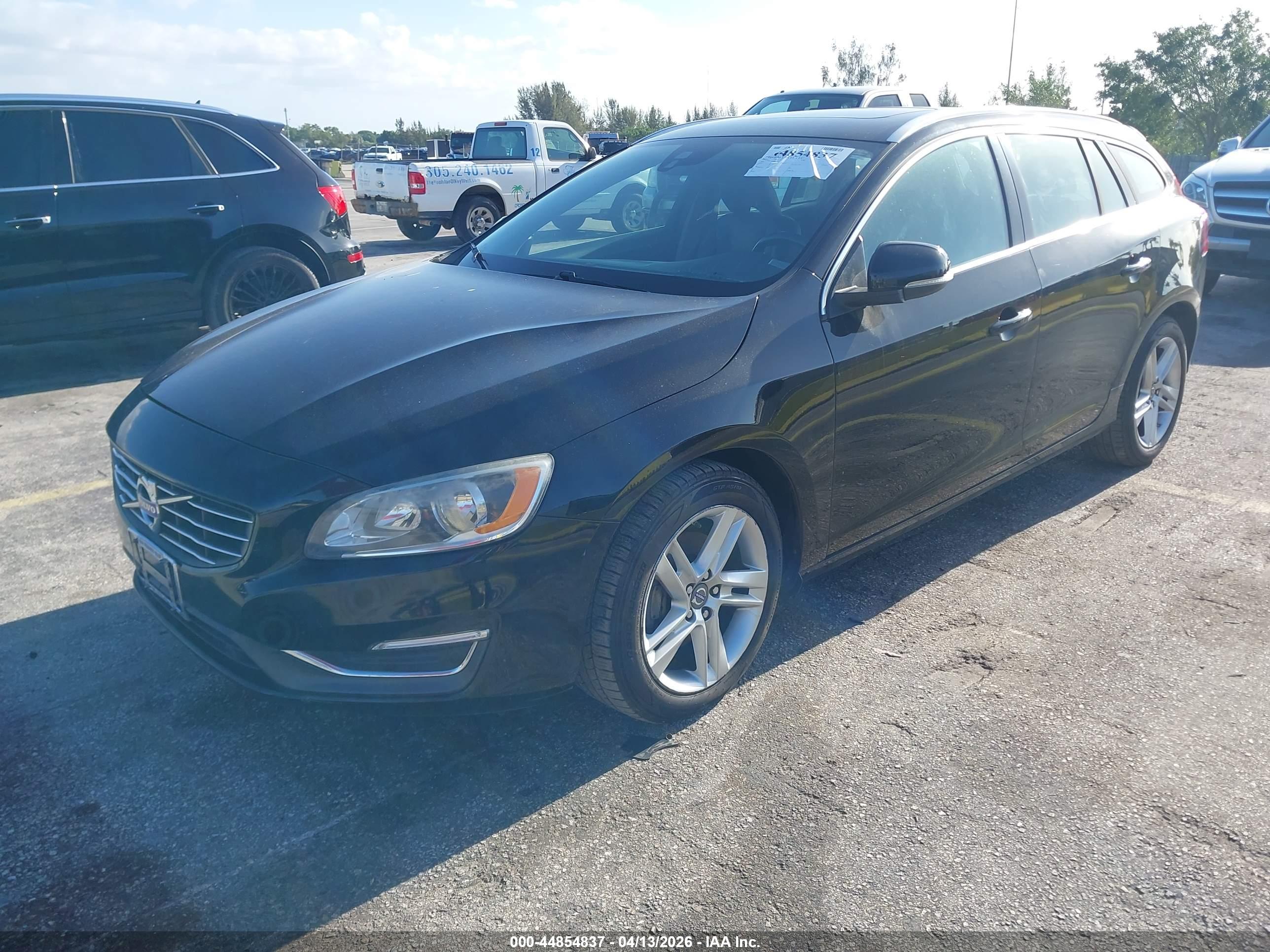 VOLVO V60 image 2