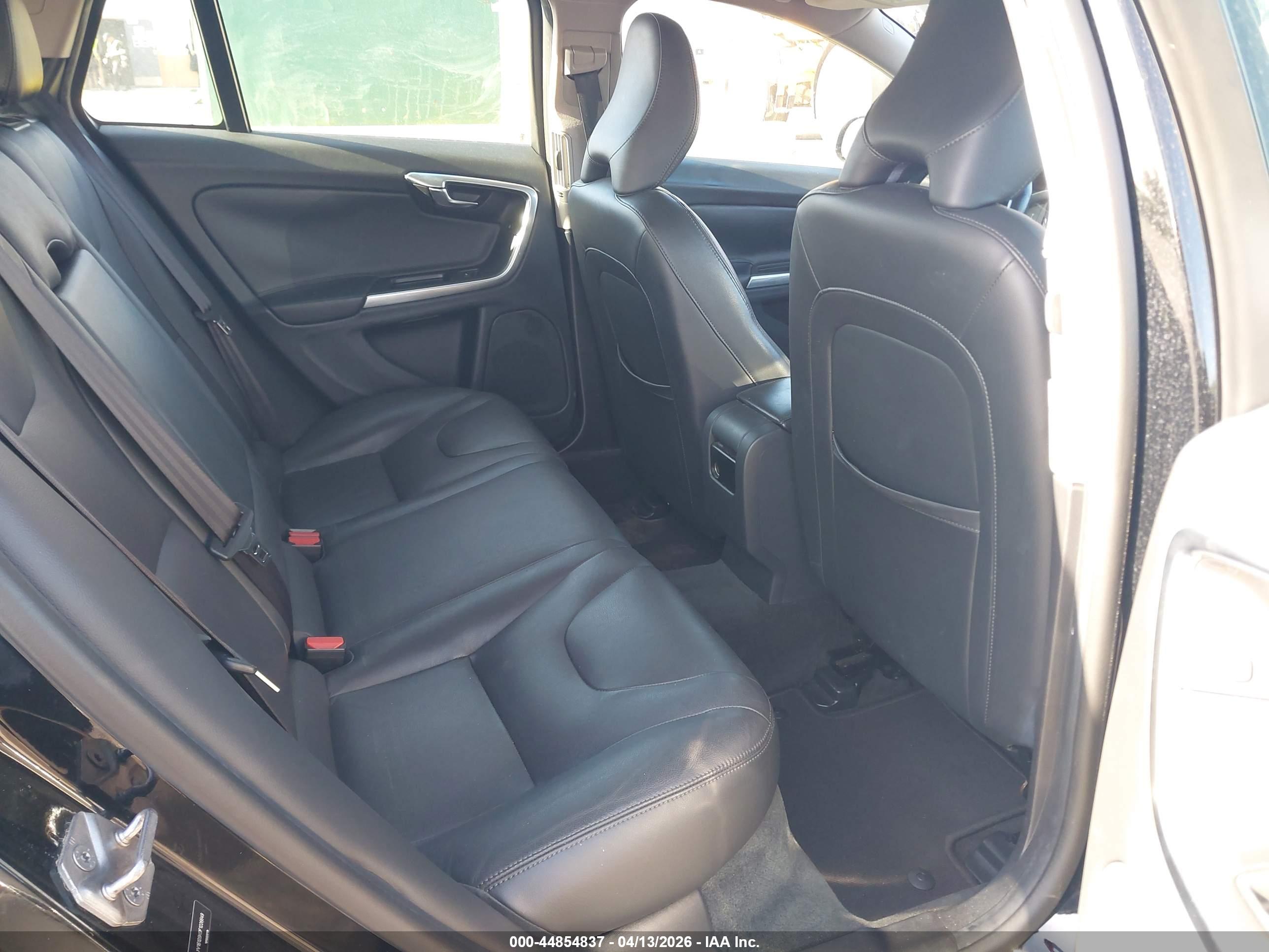 VOLVO V60 image 8