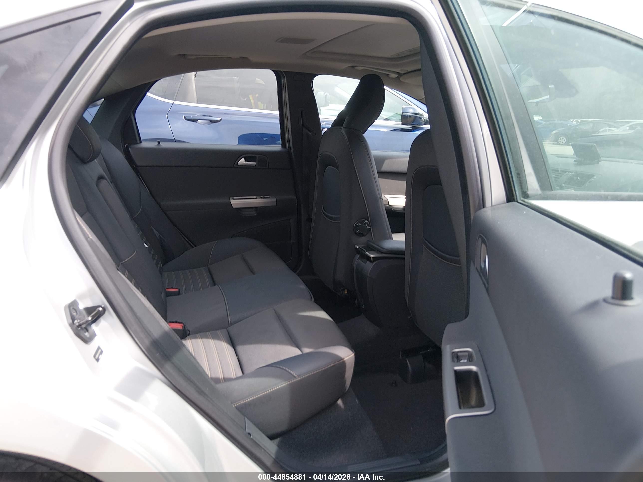 VOLVO S40 image 8