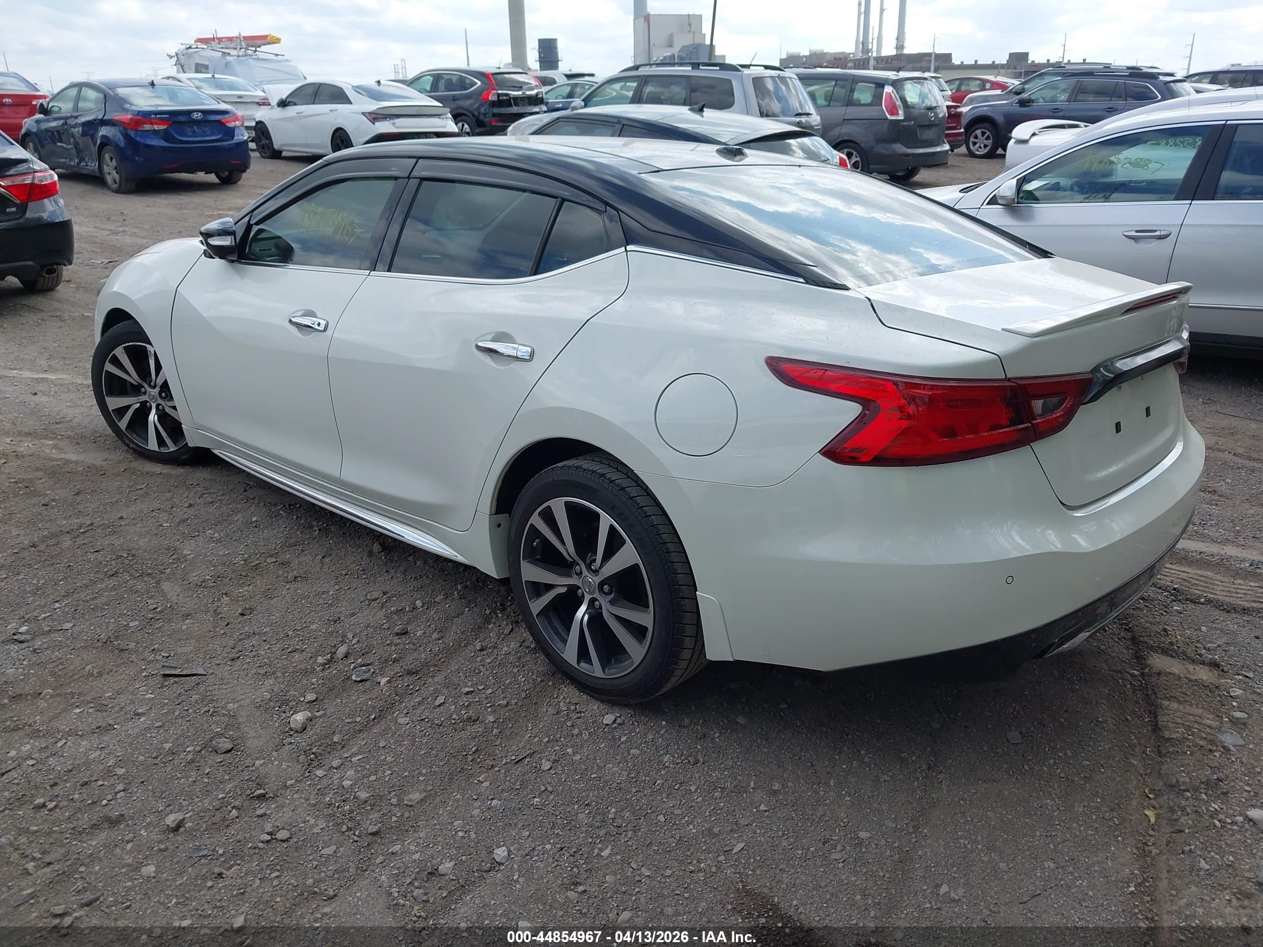 NISSAN MAXIMA image 3