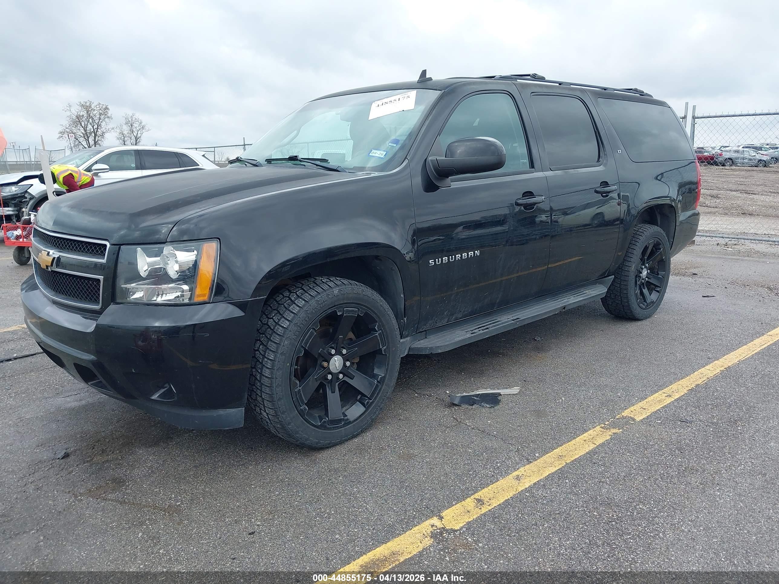 CHEVROLET SUBURBAN image 2