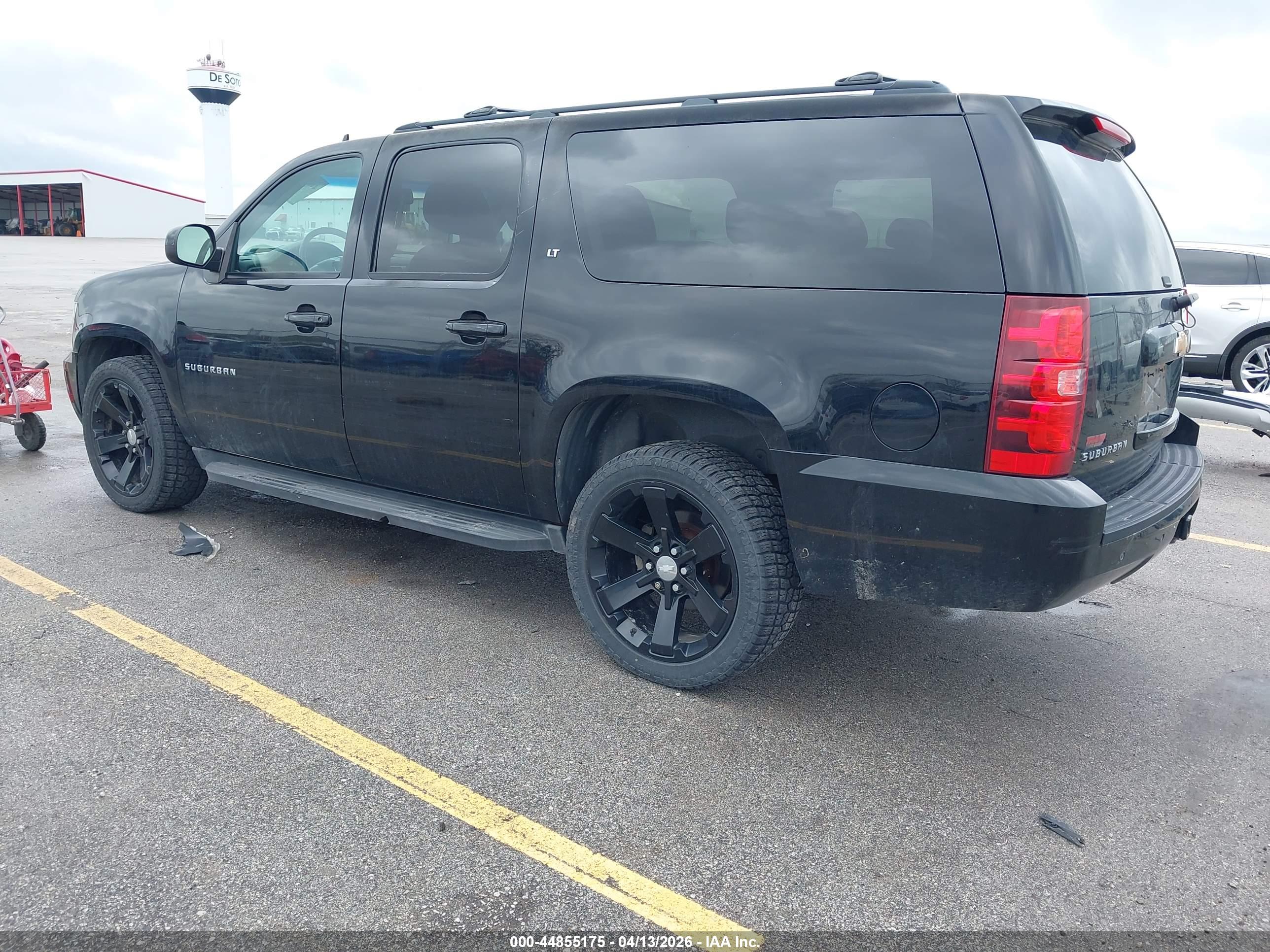 CHEVROLET SUBURBAN image 3