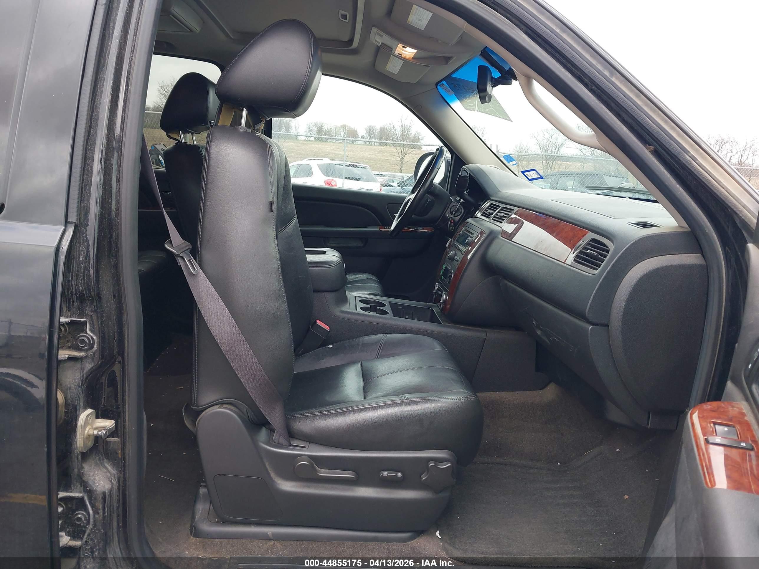 CHEVROLET SUBURBAN image 5