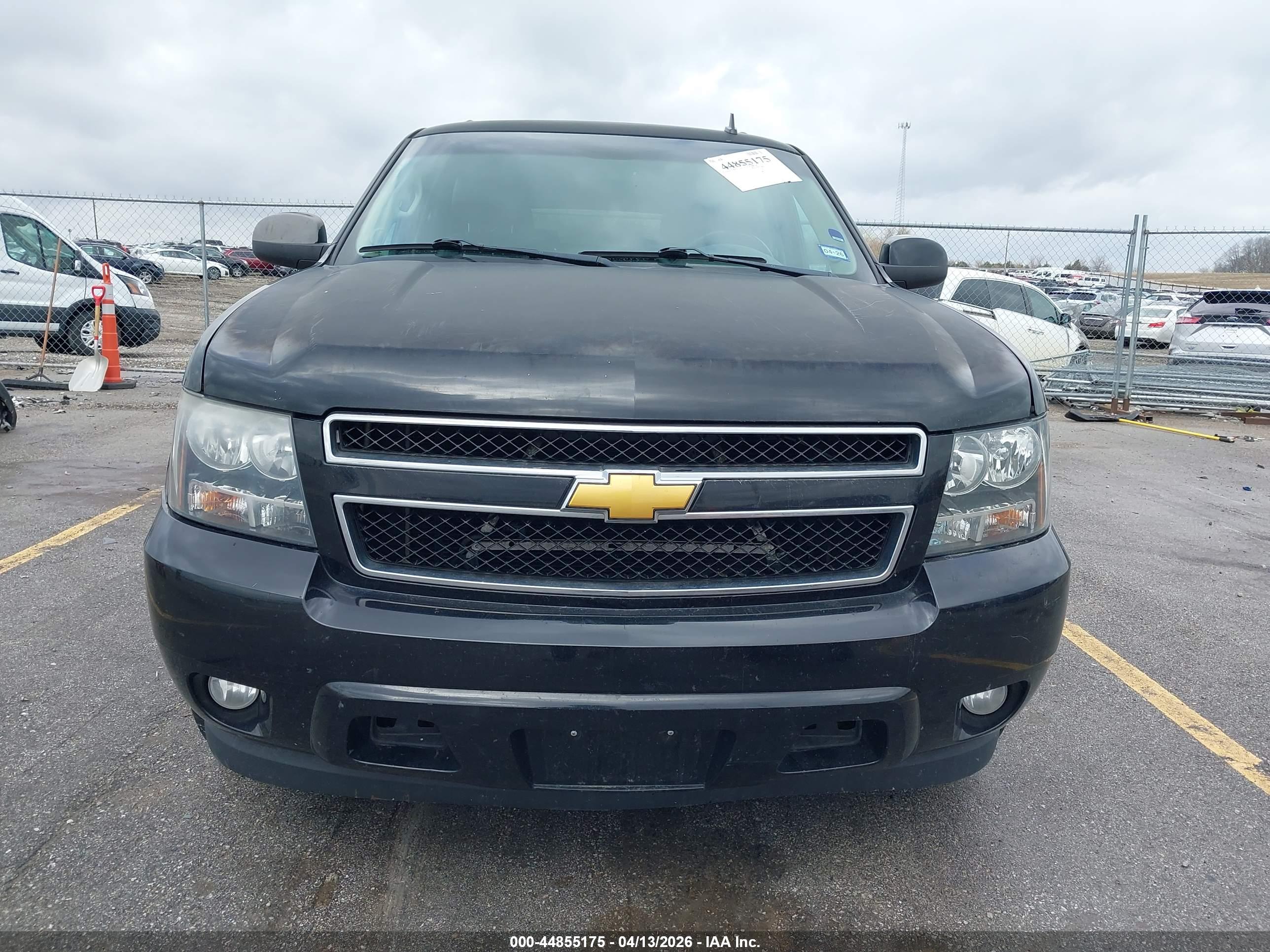 CHEVROLET SUBURBAN image 6