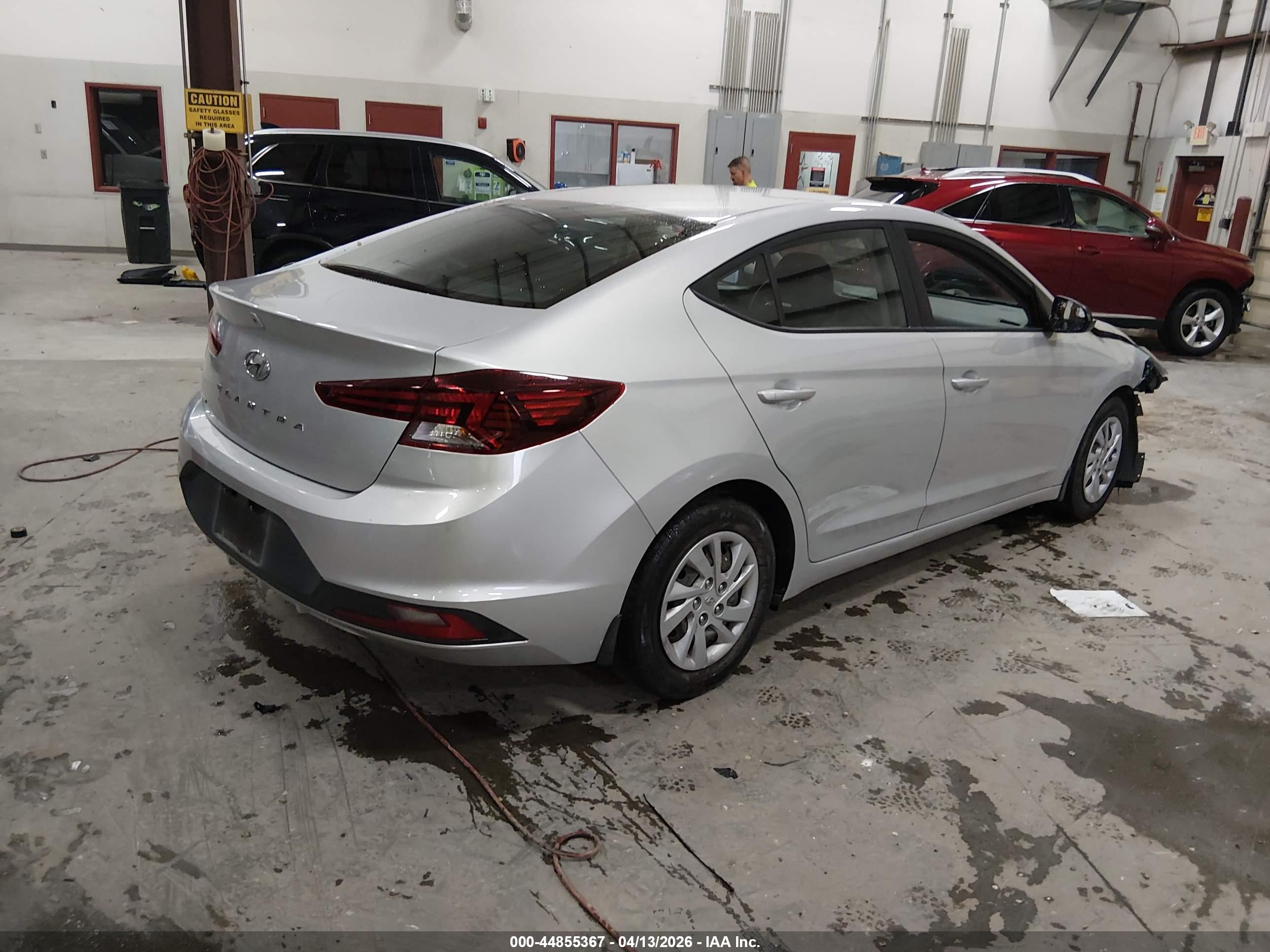 HYUNDAI ELANTRA image 4