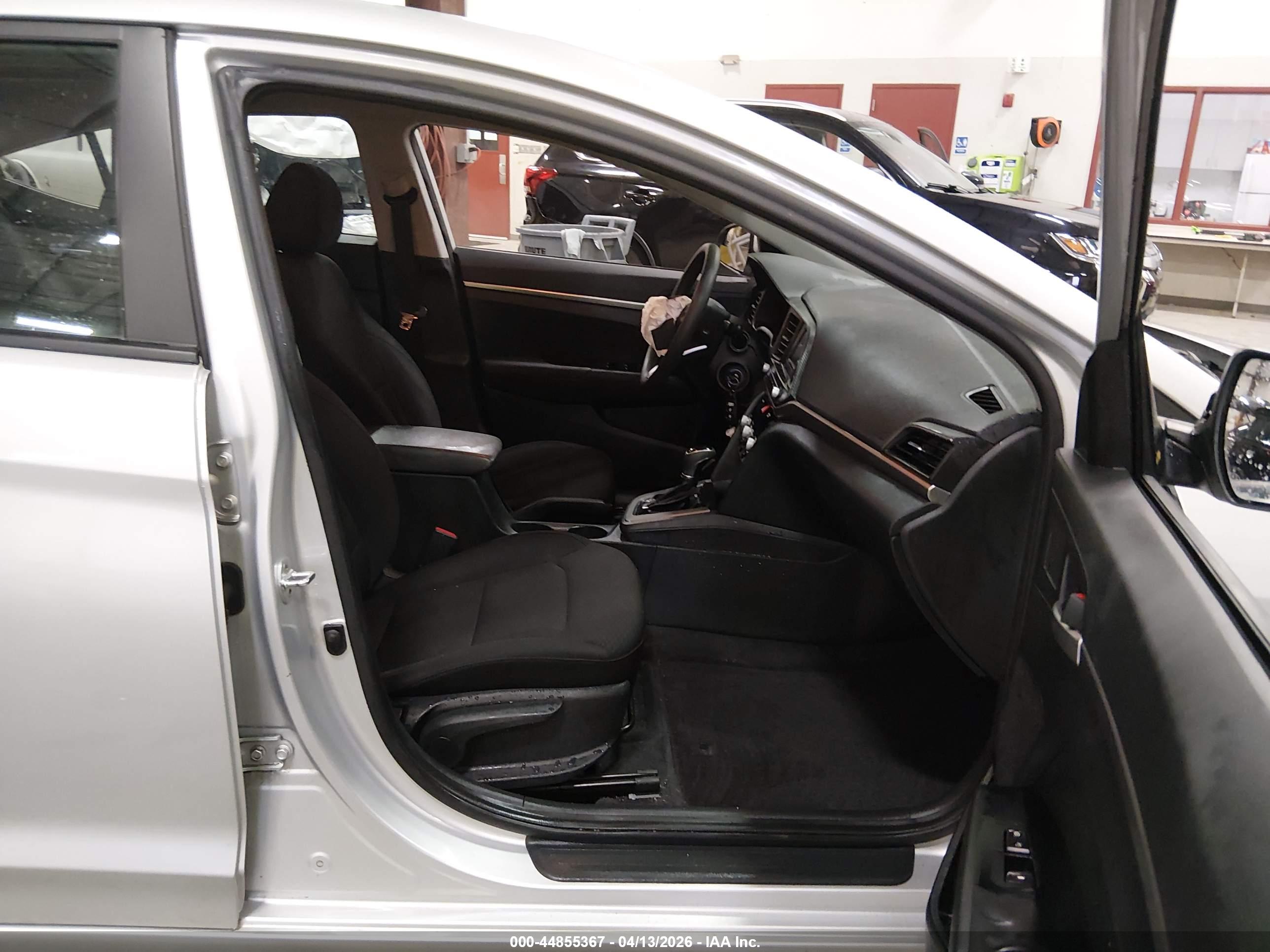 HYUNDAI ELANTRA image 5