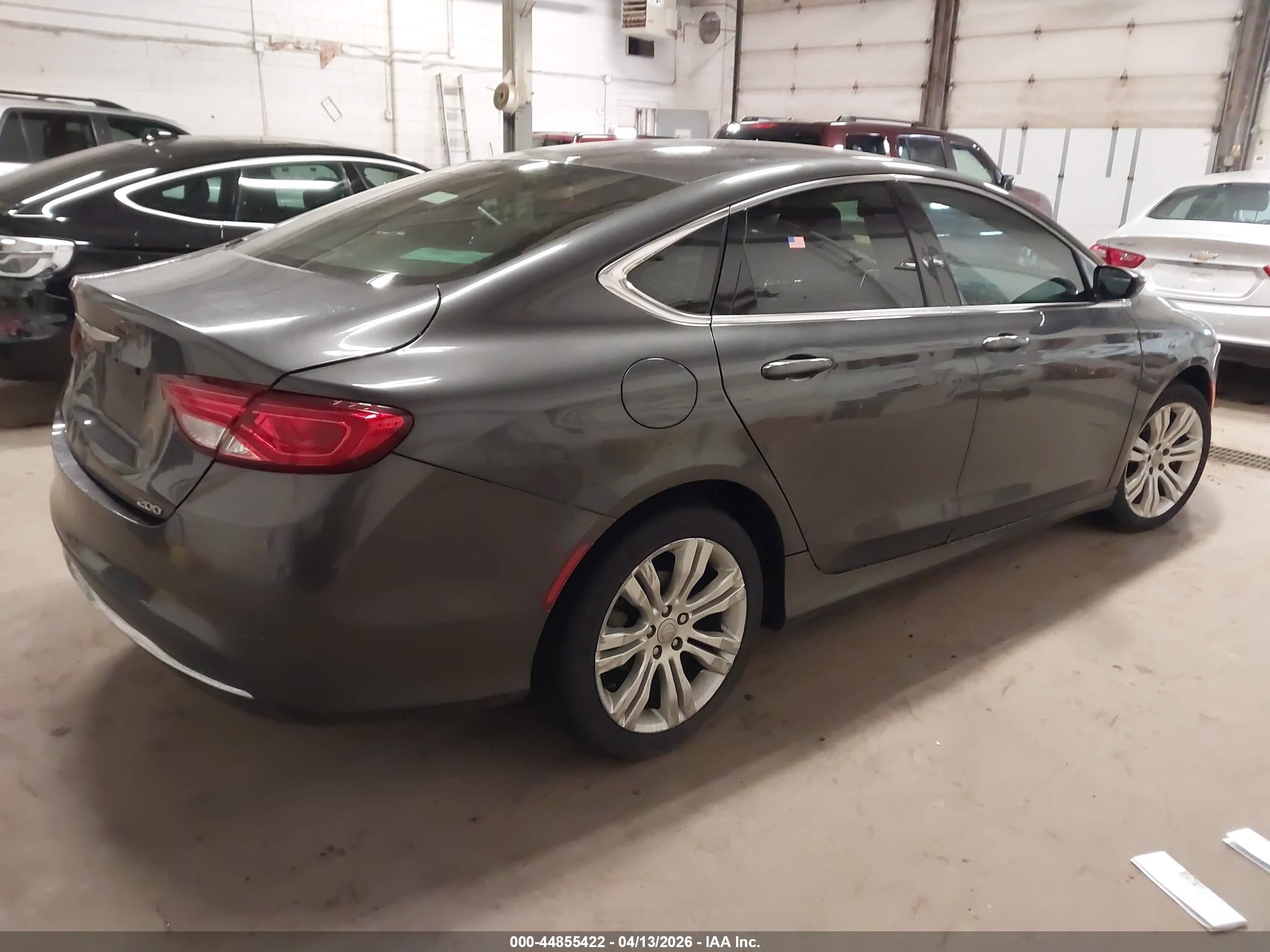 CHRYSLER 200 image 4