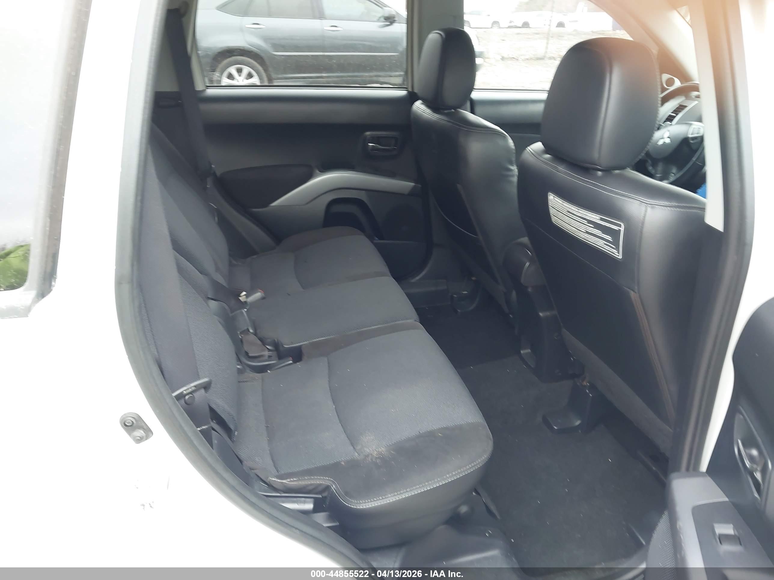 MITSUBISHI OUTLANDER image 8