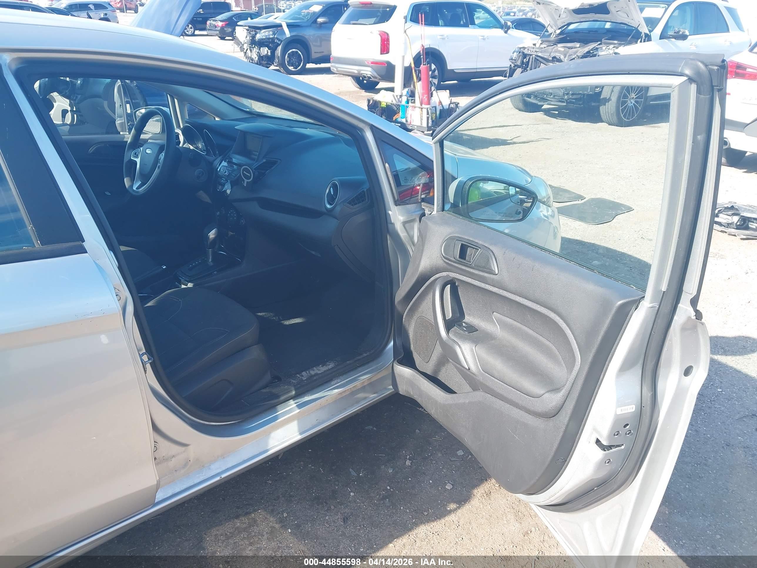 FORD FIESTA image 5