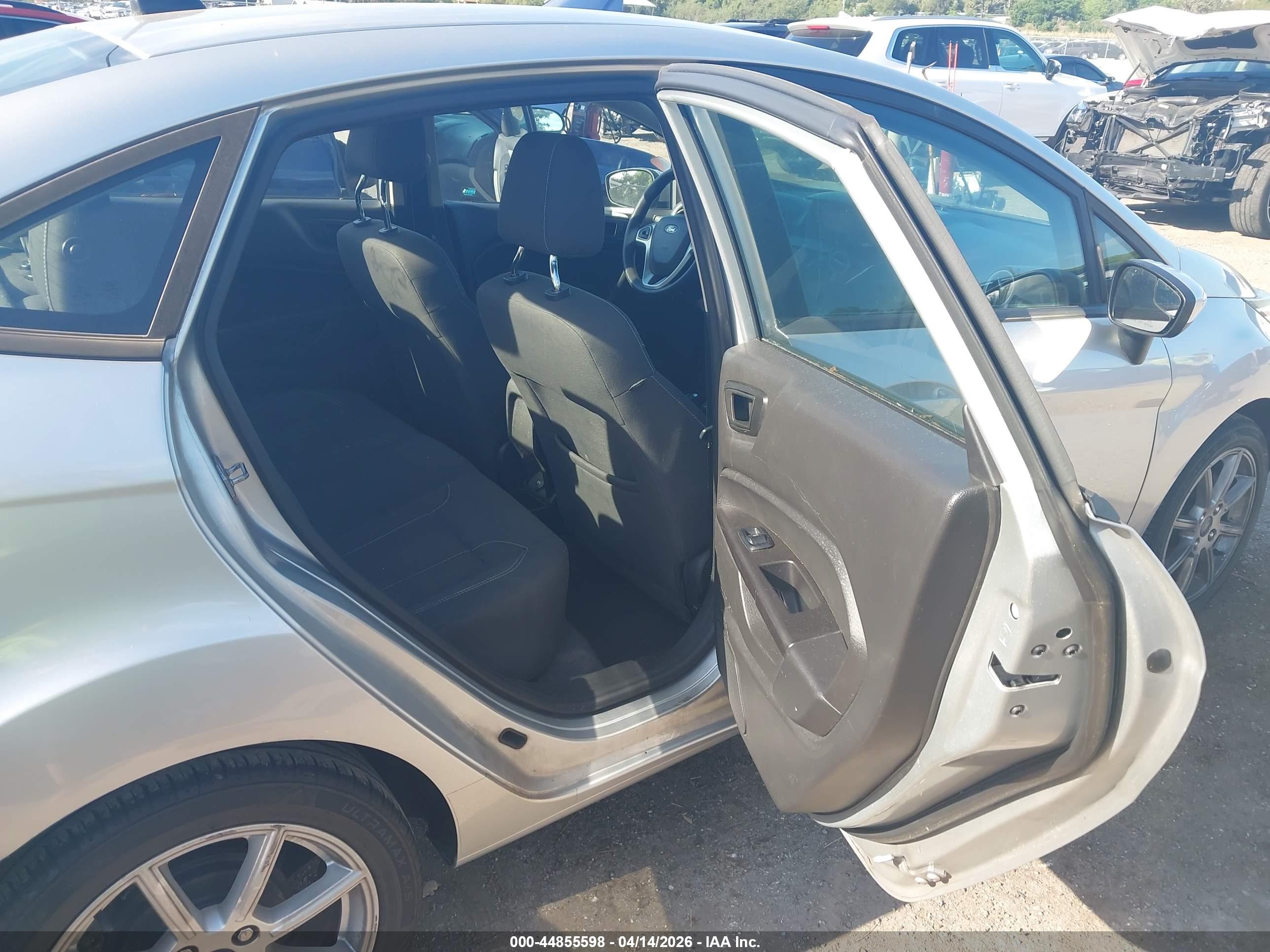 FORD FIESTA image 8