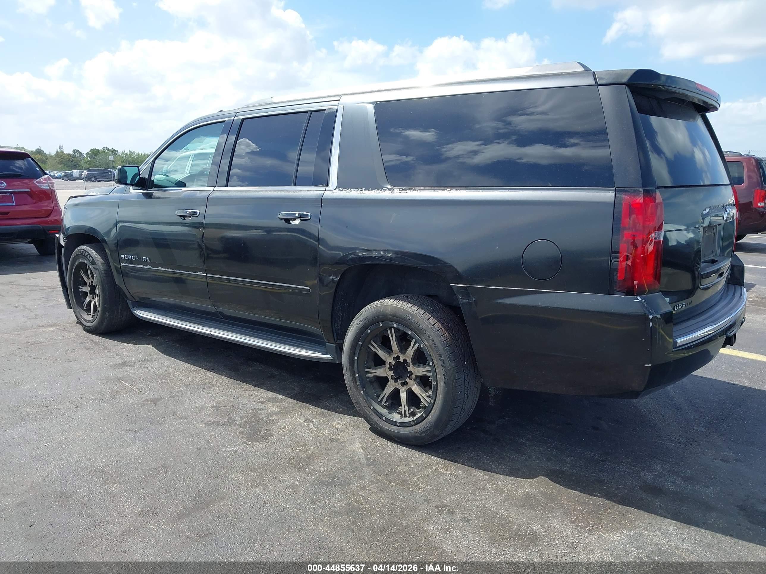 CHEVROLET SUBURBAN image 3