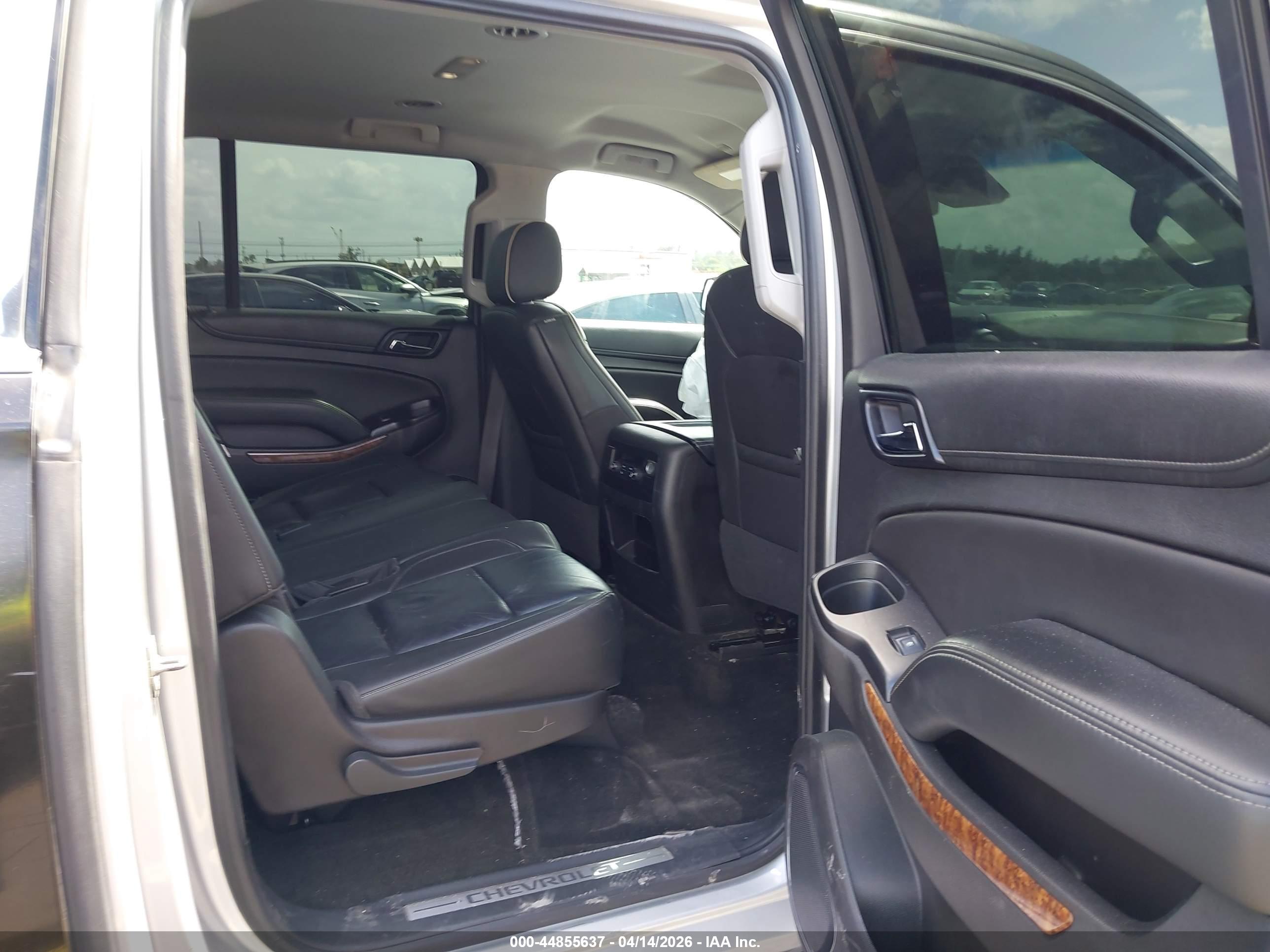 CHEVROLET SUBURBAN image 8