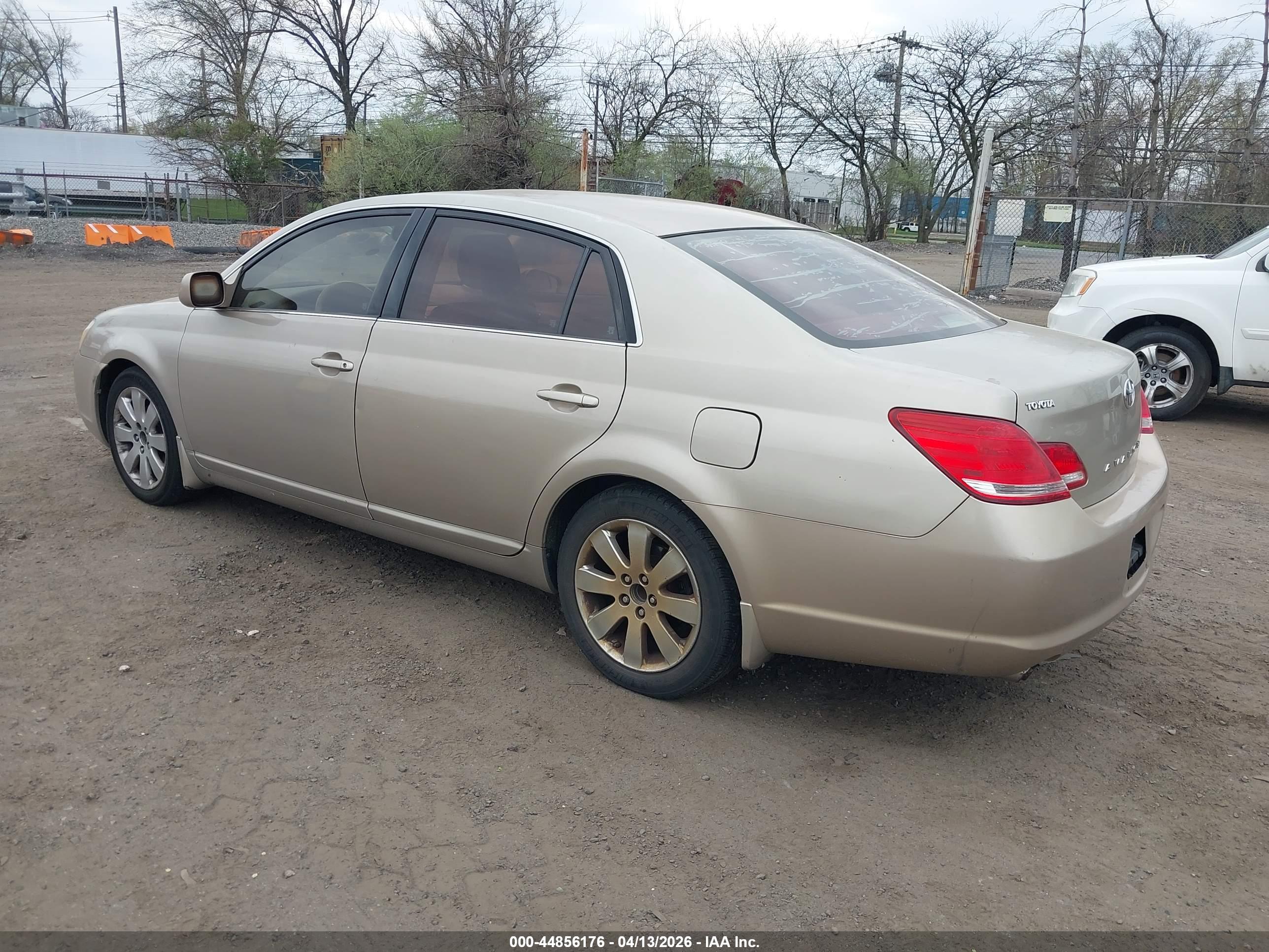 TOYOTA AVALON image 3