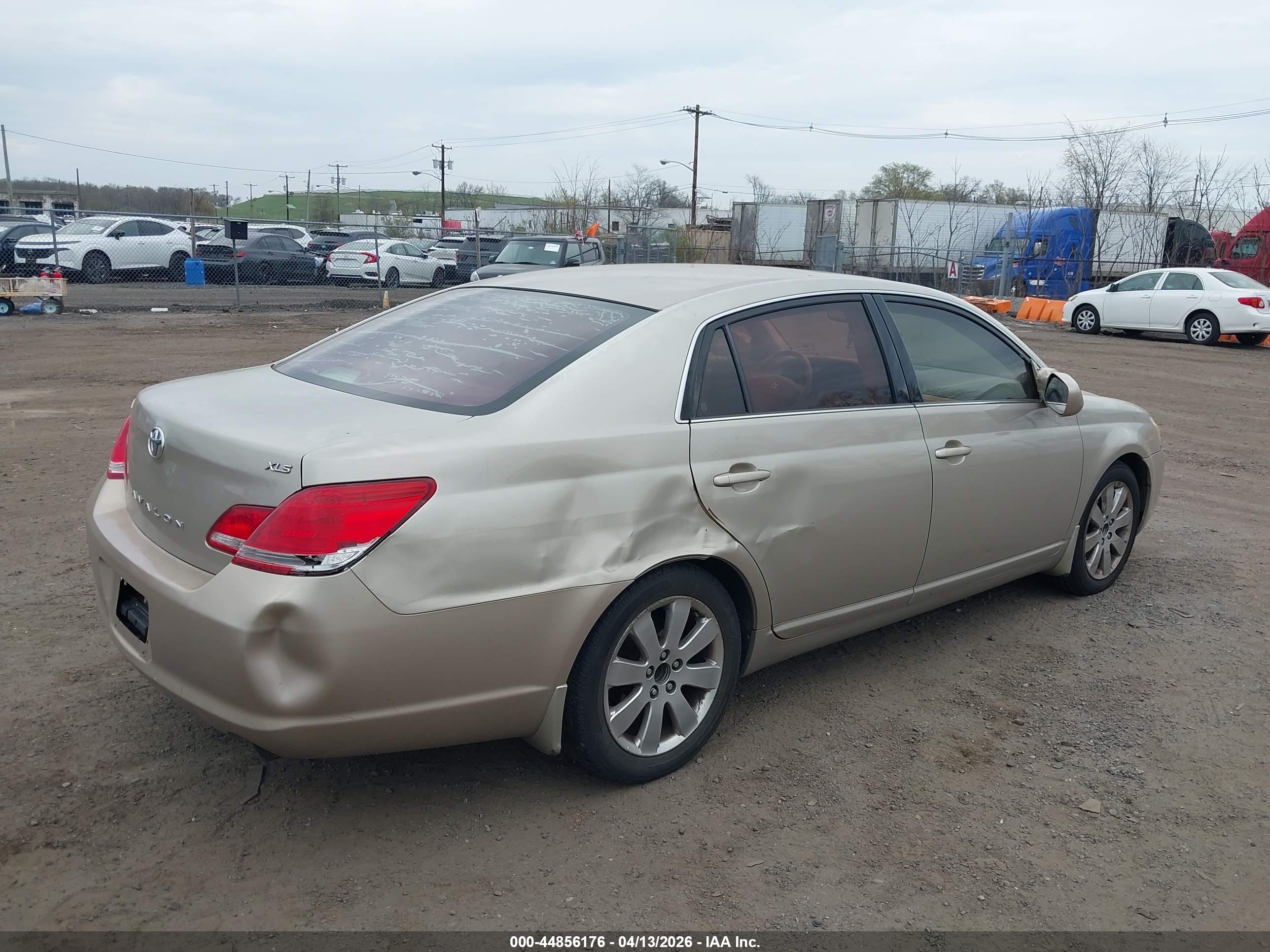TOYOTA AVALON image 6