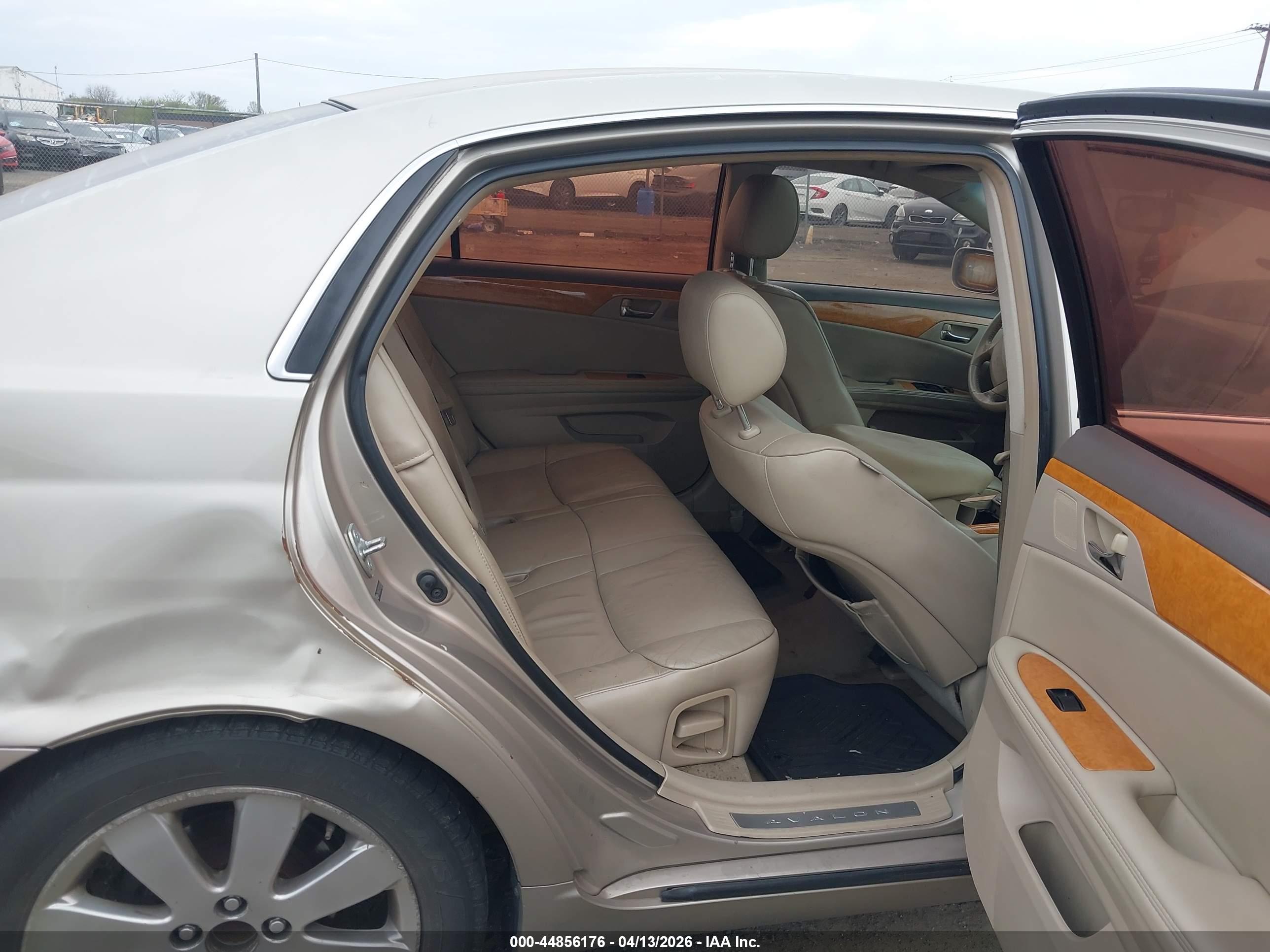 TOYOTA AVALON image 8