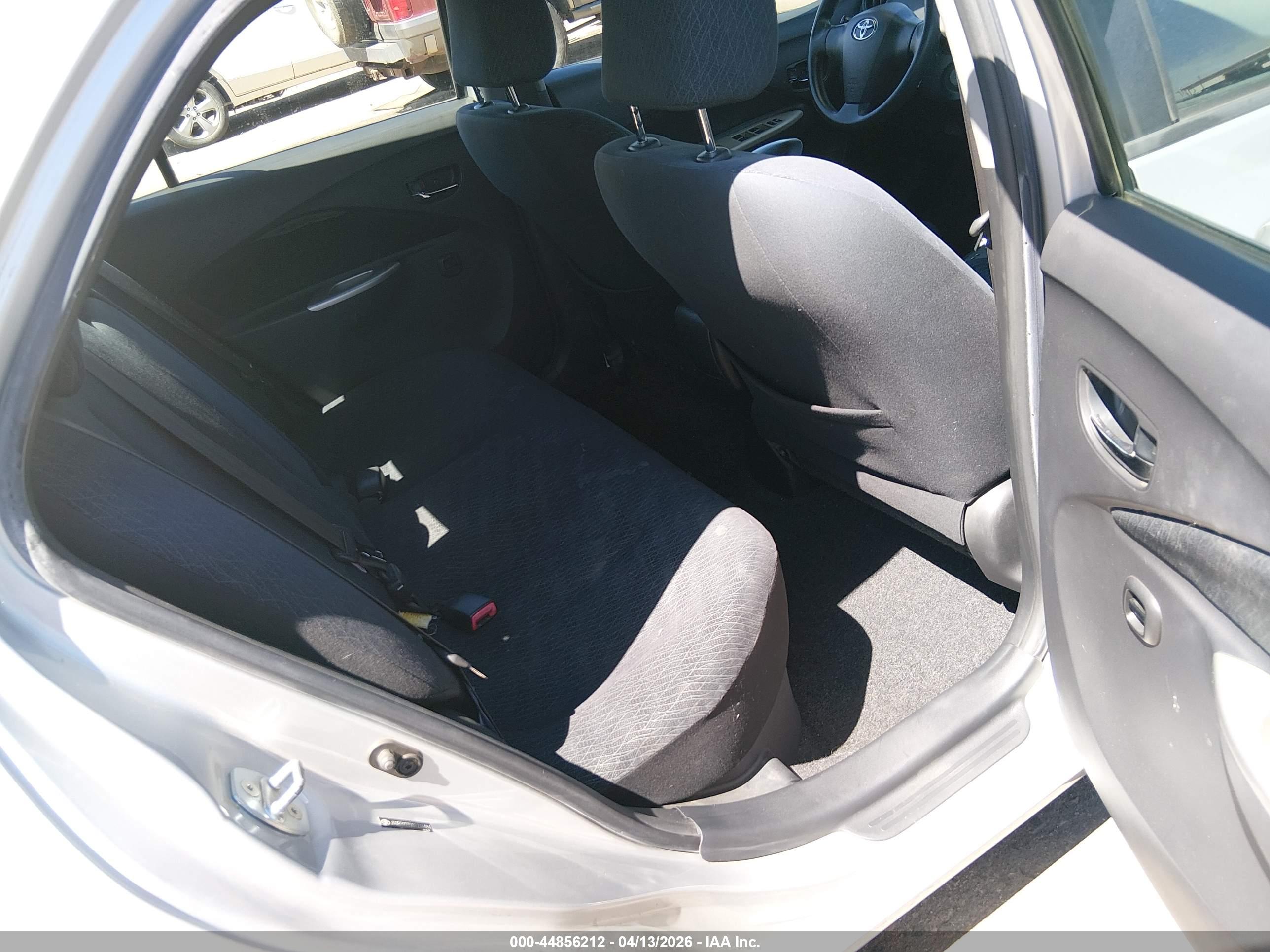 TOYOTA YARIS image 8