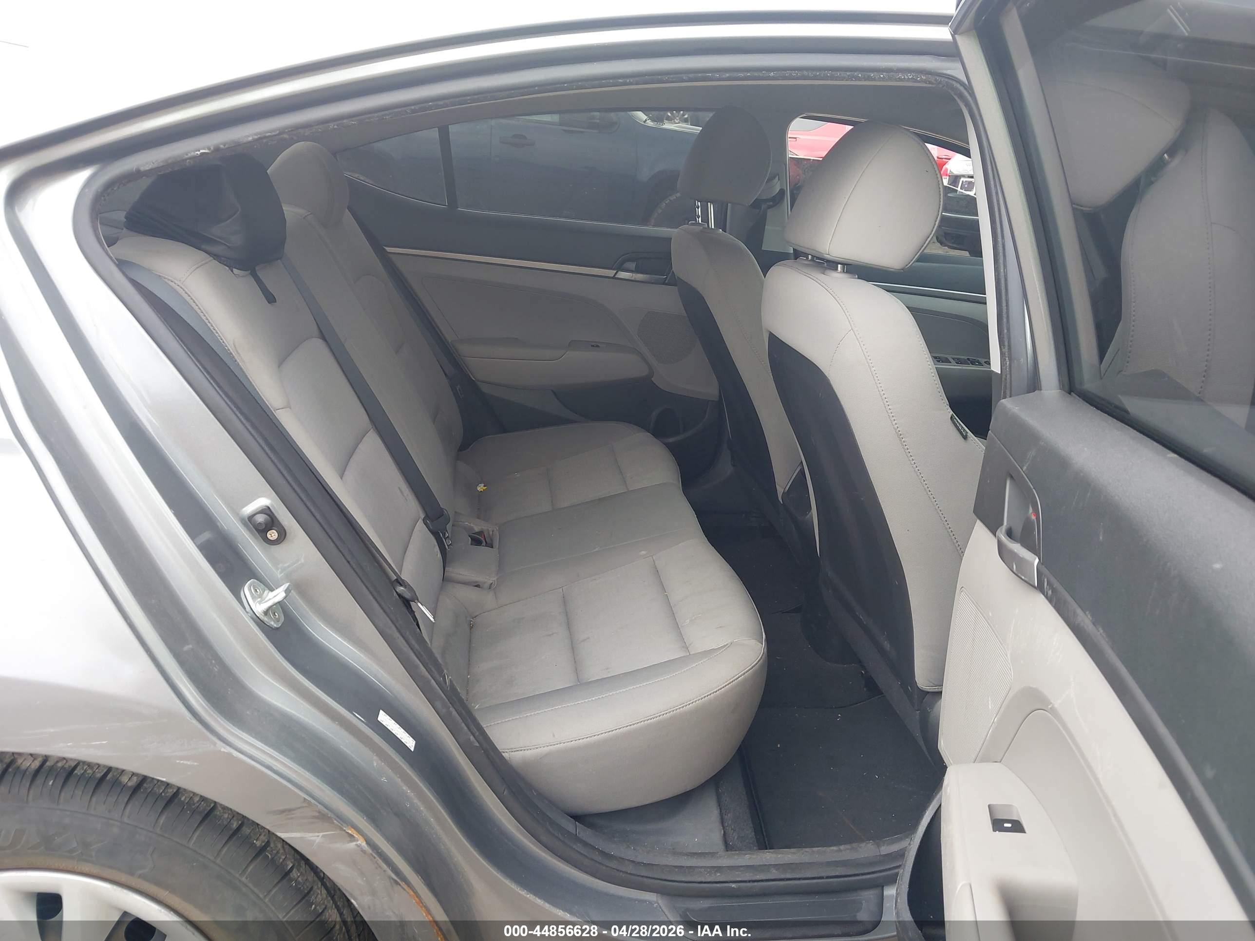 HYUNDAI ELANTRA image 8