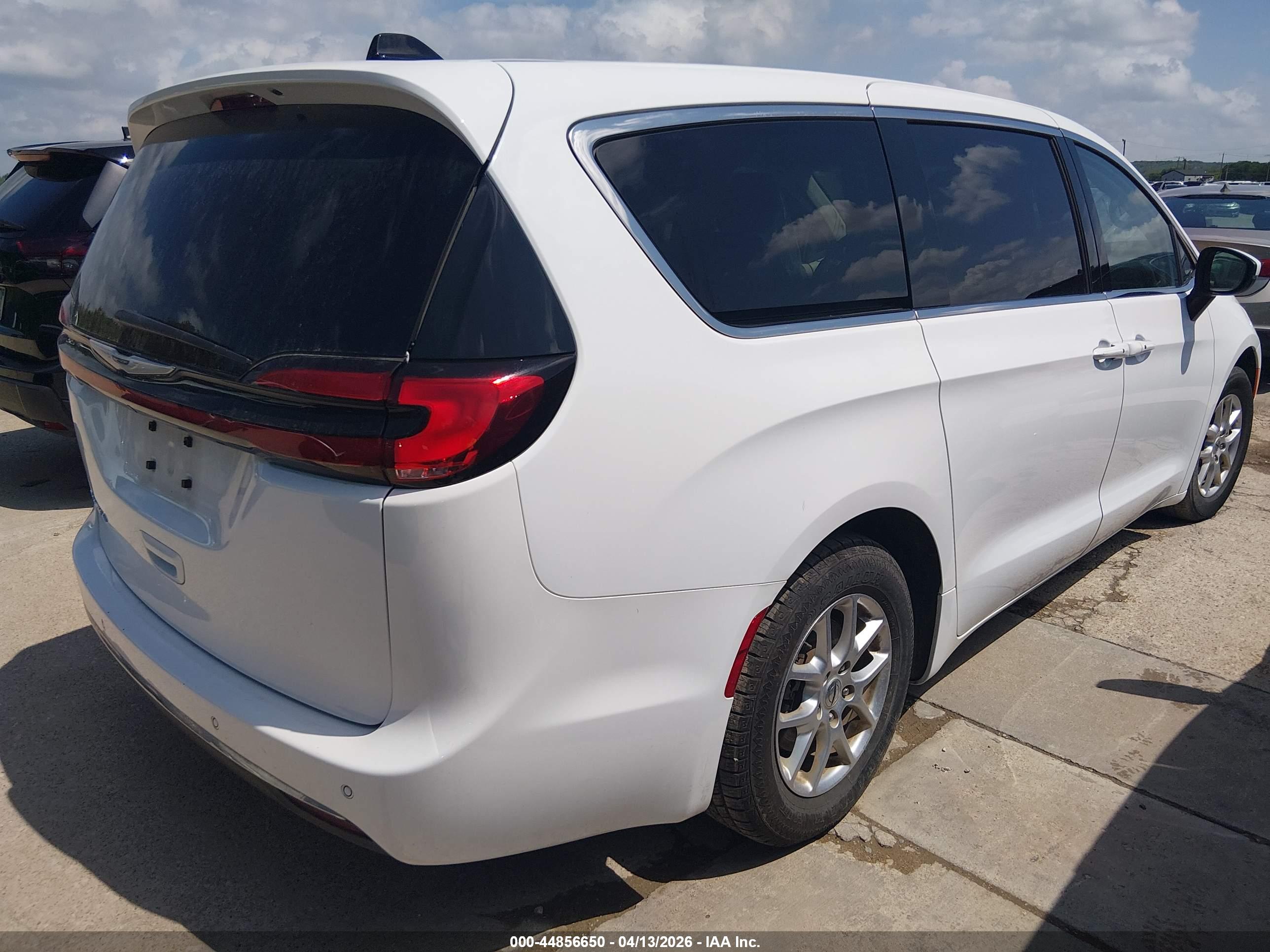 CHRYSLER PACIFICA image 4
