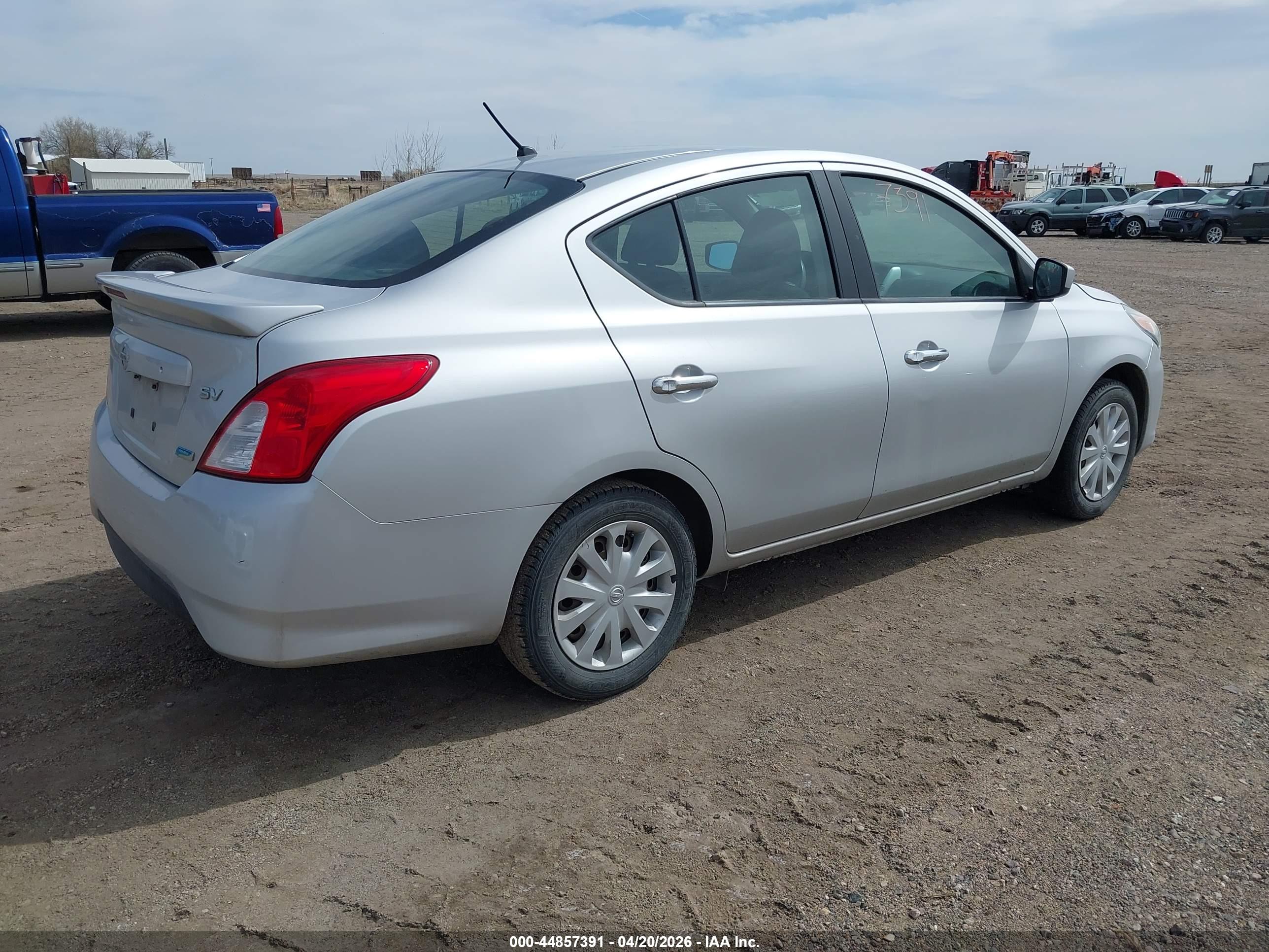 NISSAN VERSA image 4