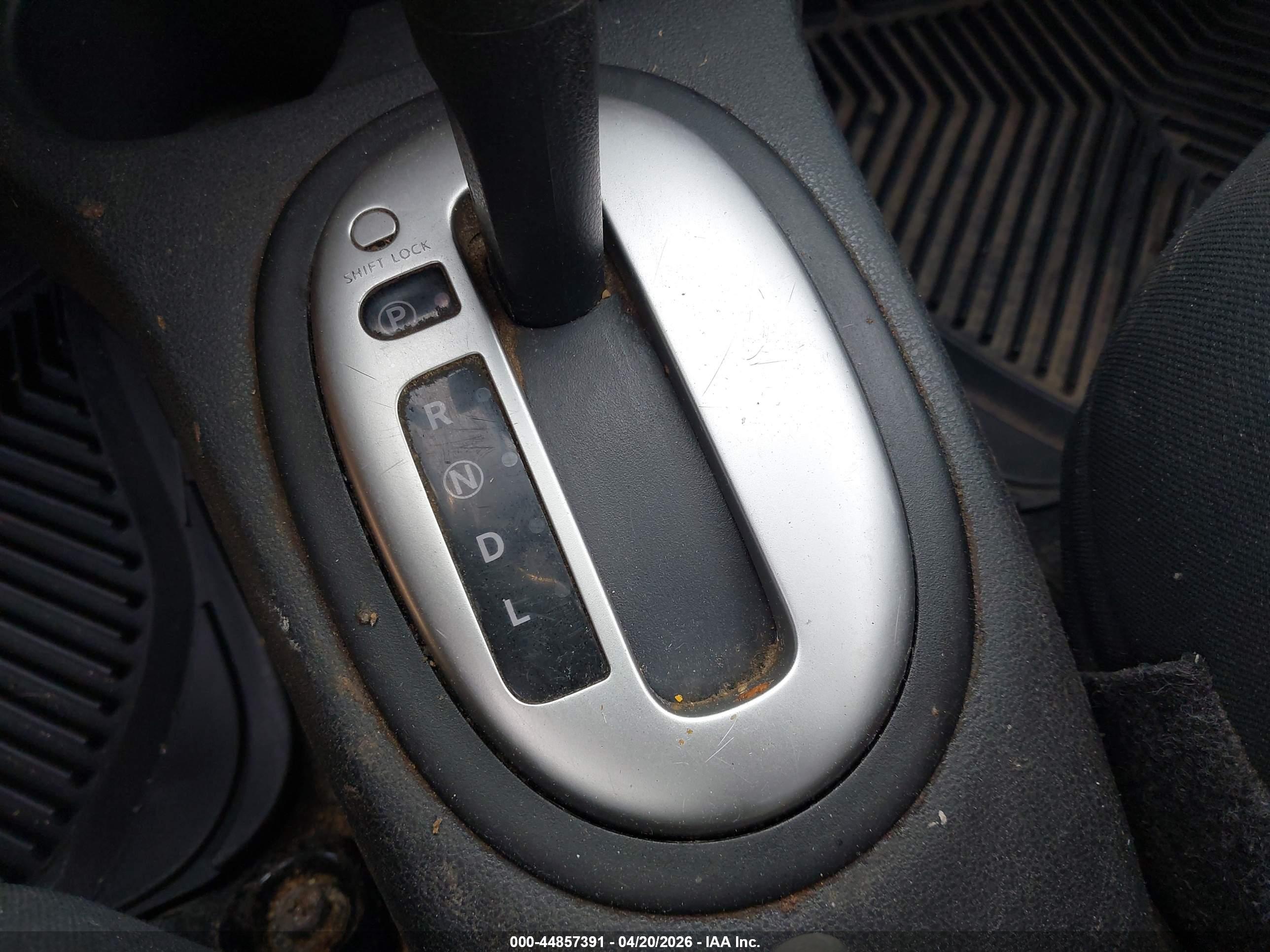 NISSAN VERSA image 6