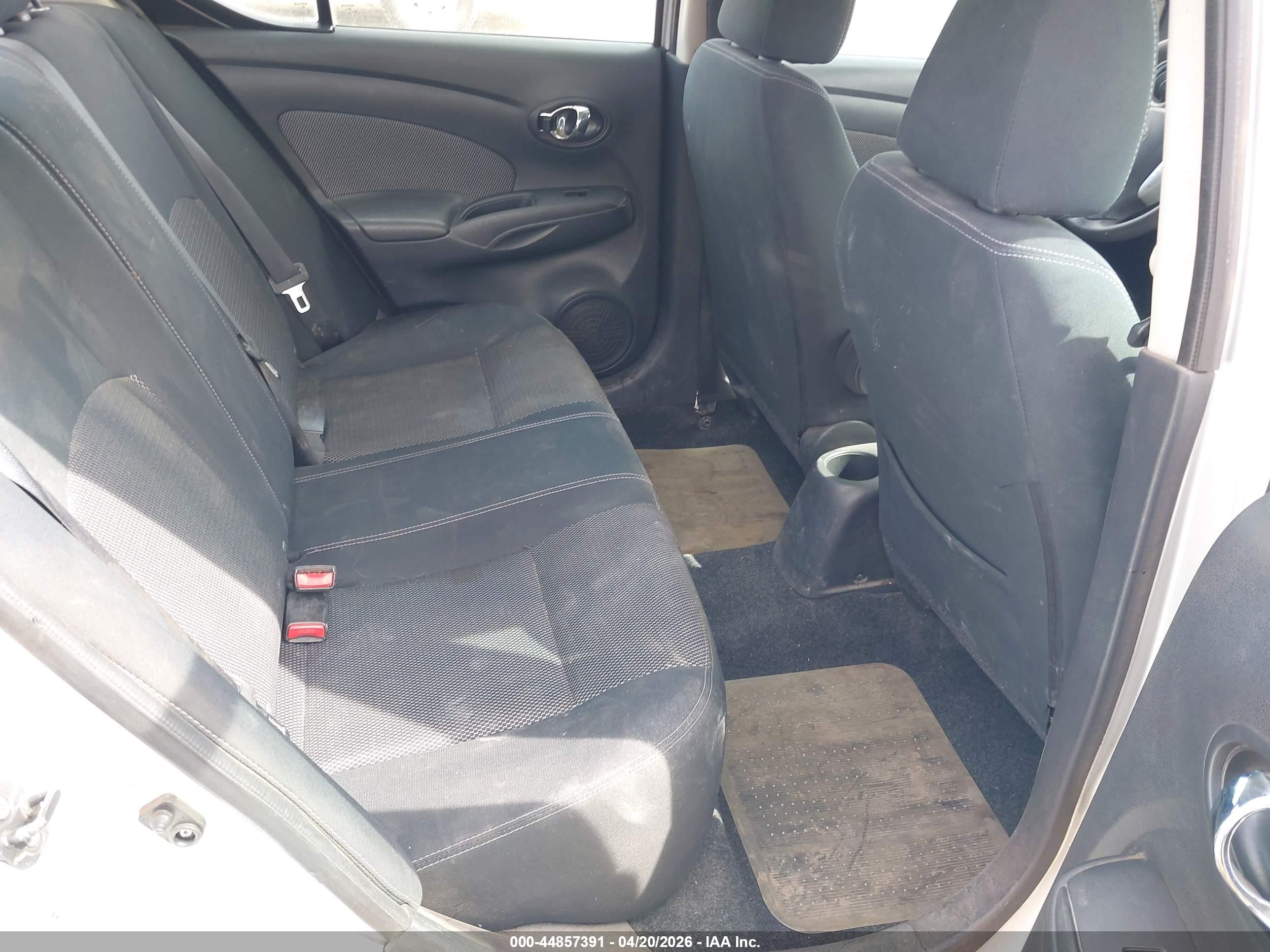 NISSAN VERSA image 8