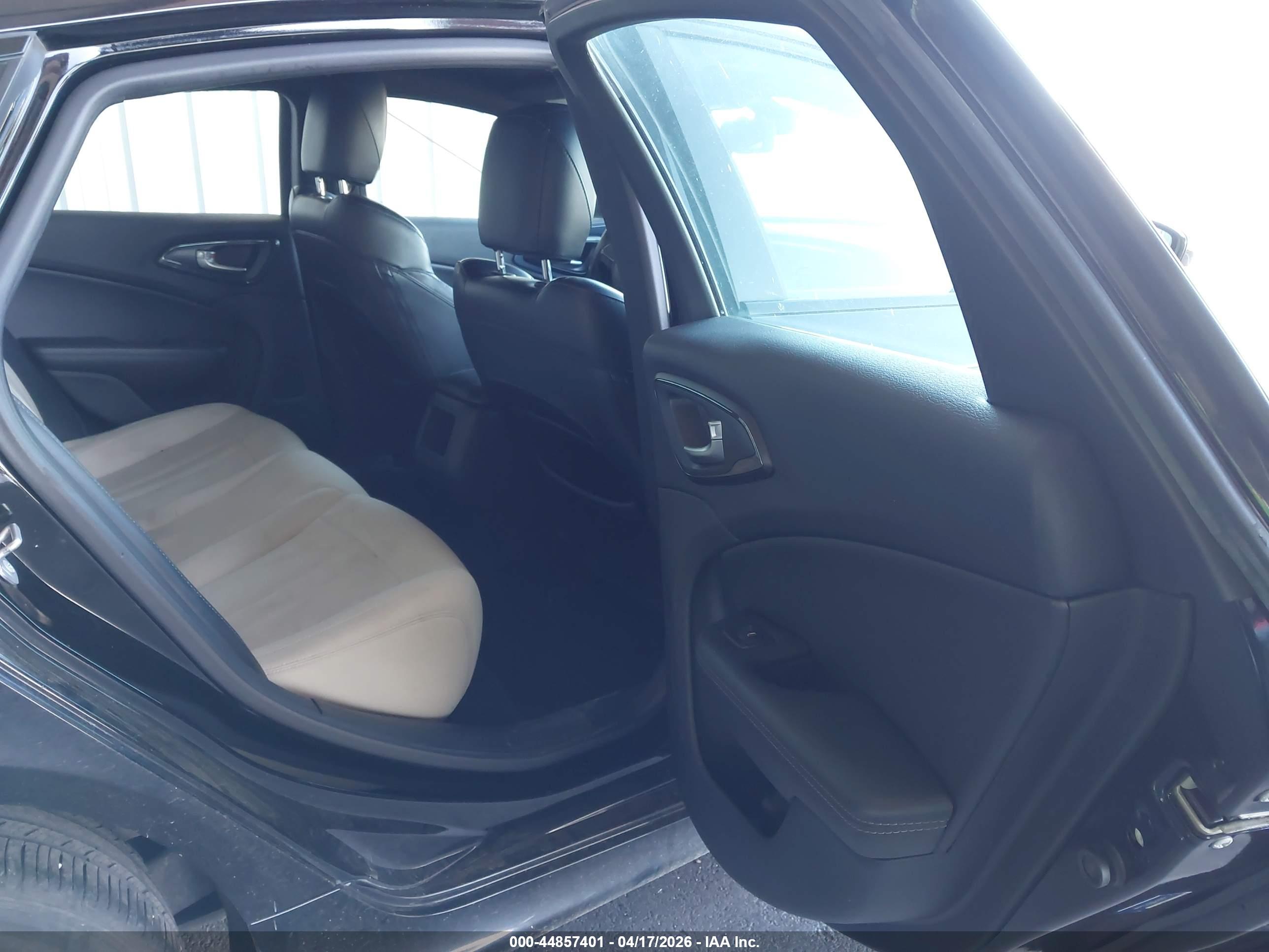 CHRYSLER 200 image 8