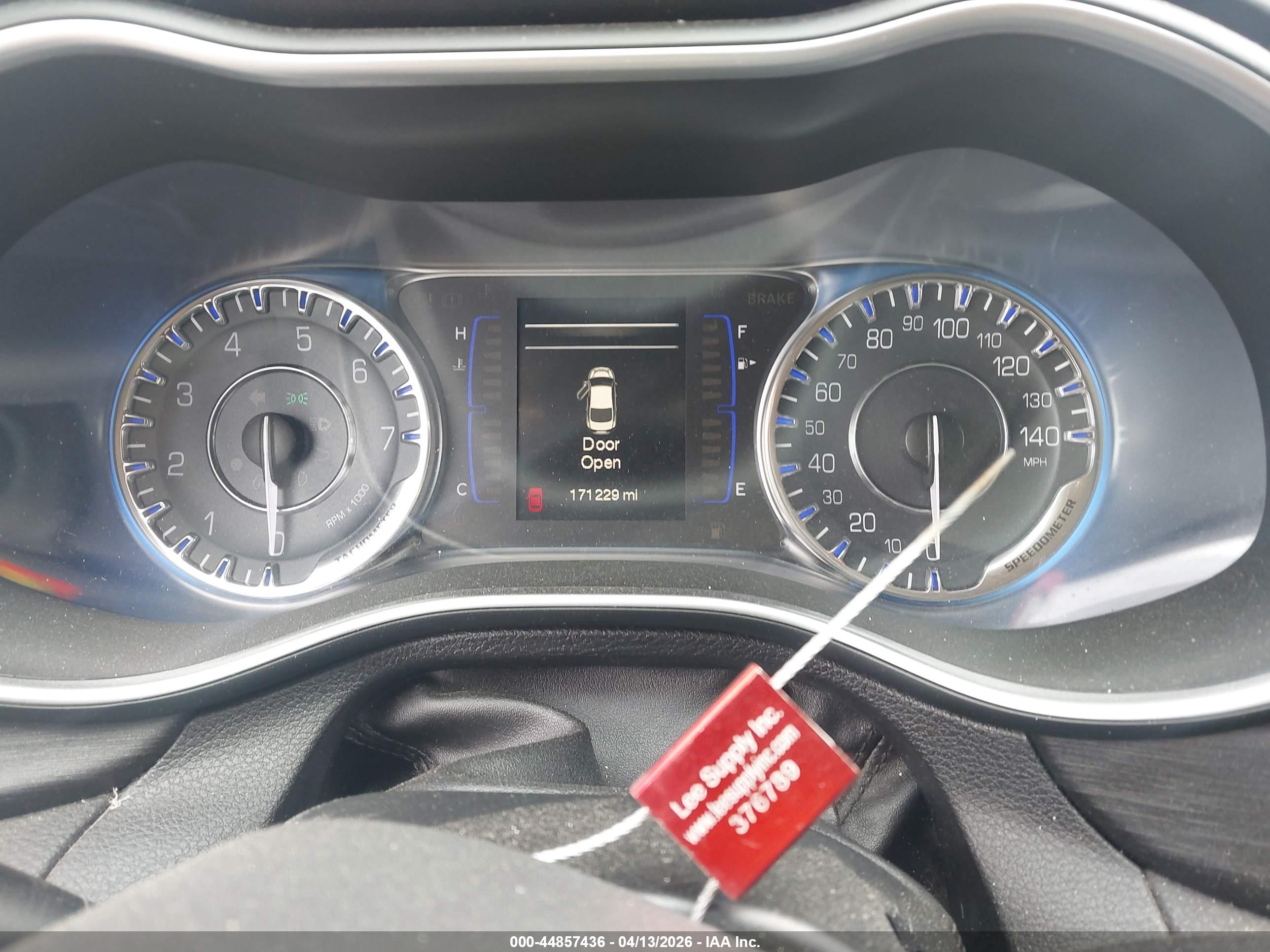 CHRYSLER 200 image 7