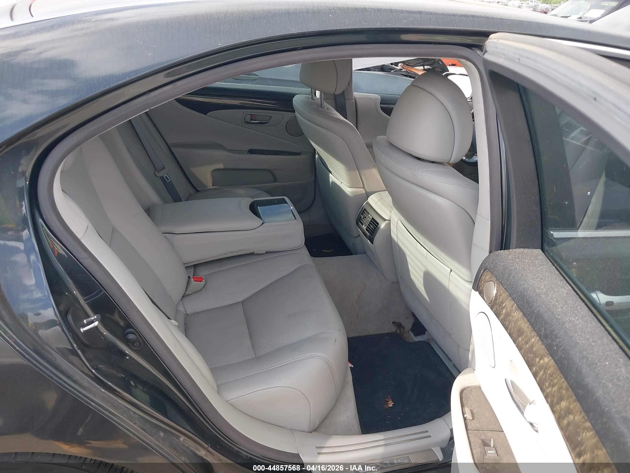 LEXUS LS image 8