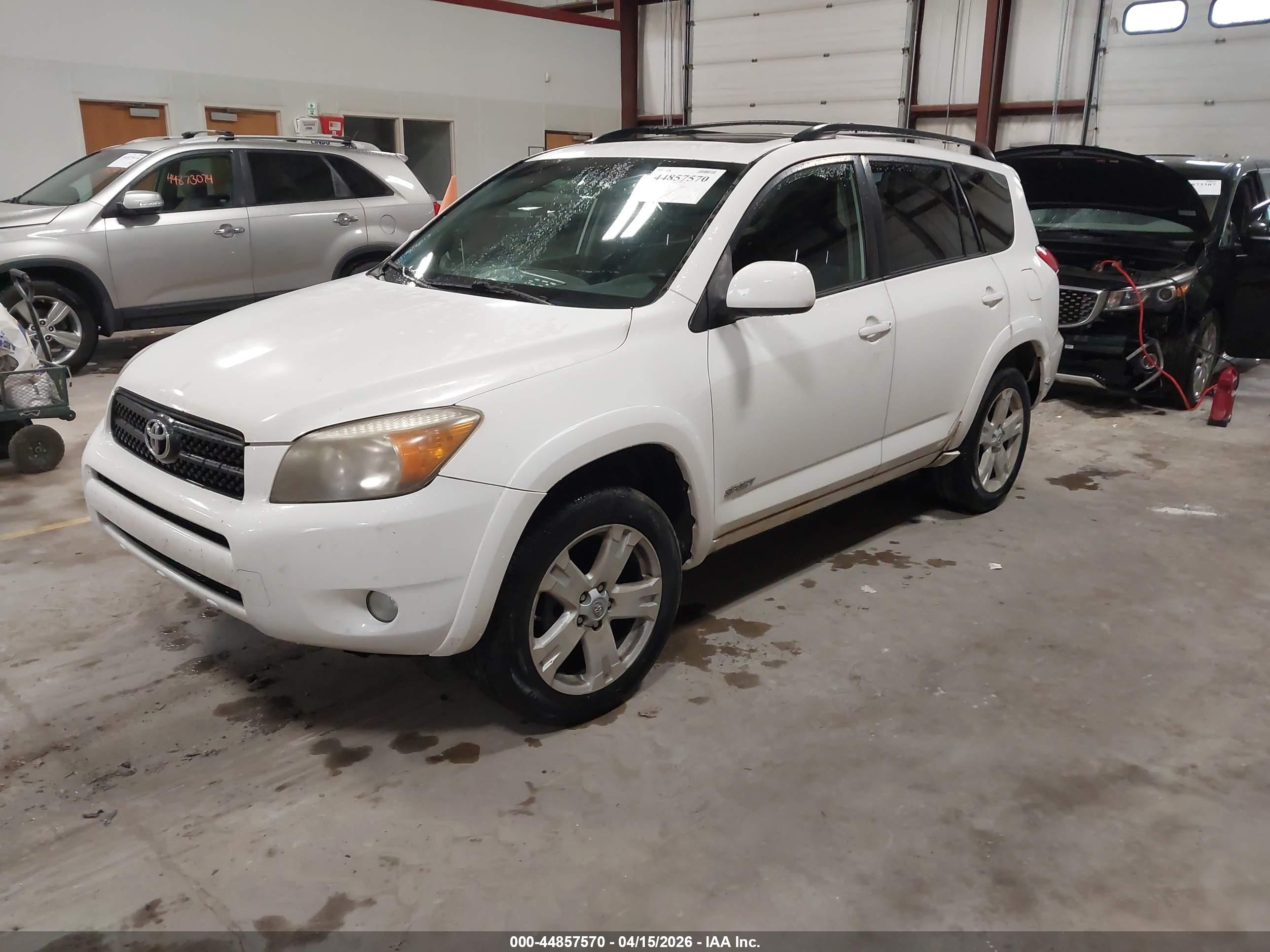 TOYOTA RAV4 image 2
