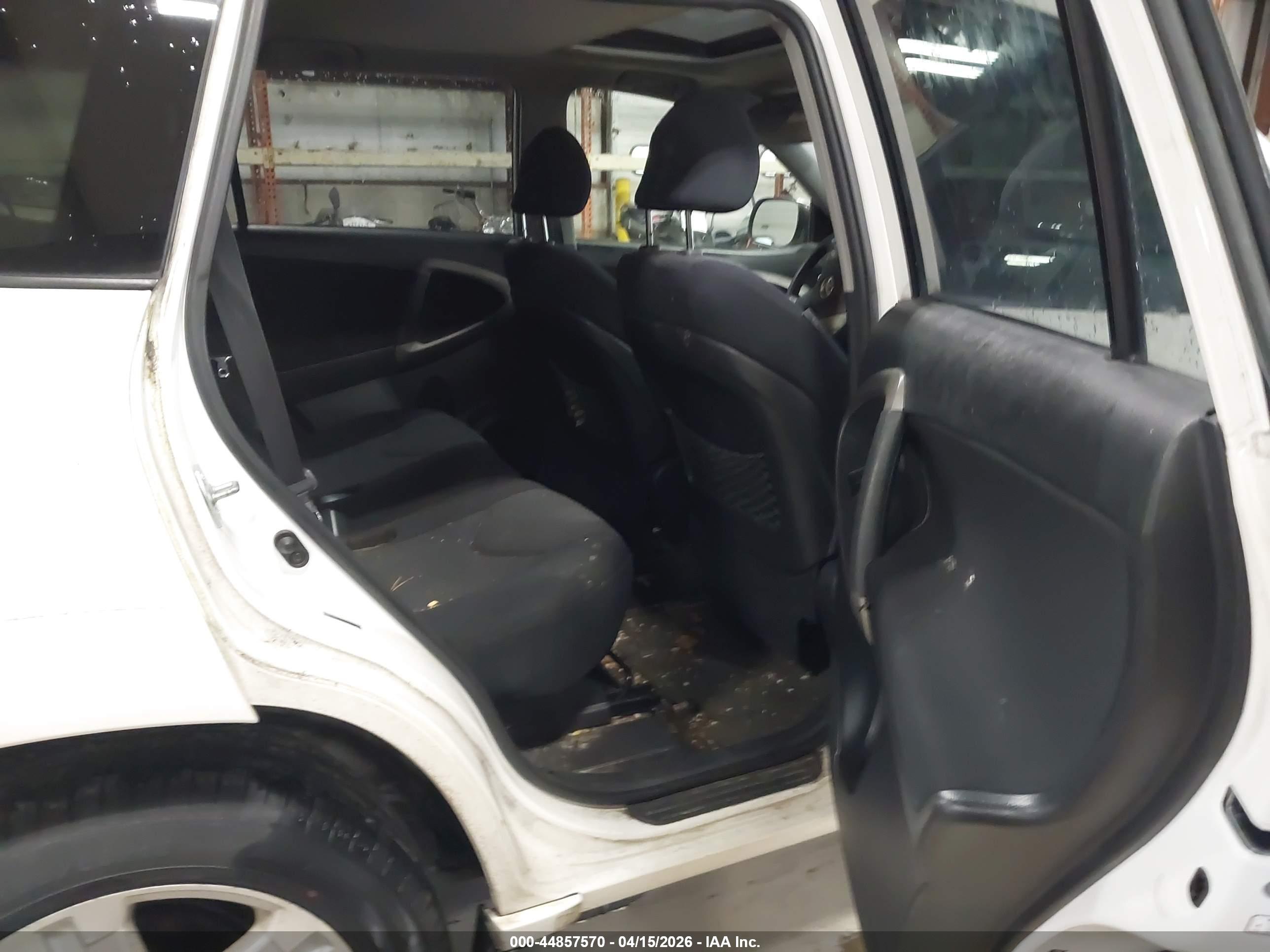 TOYOTA RAV4 image 8