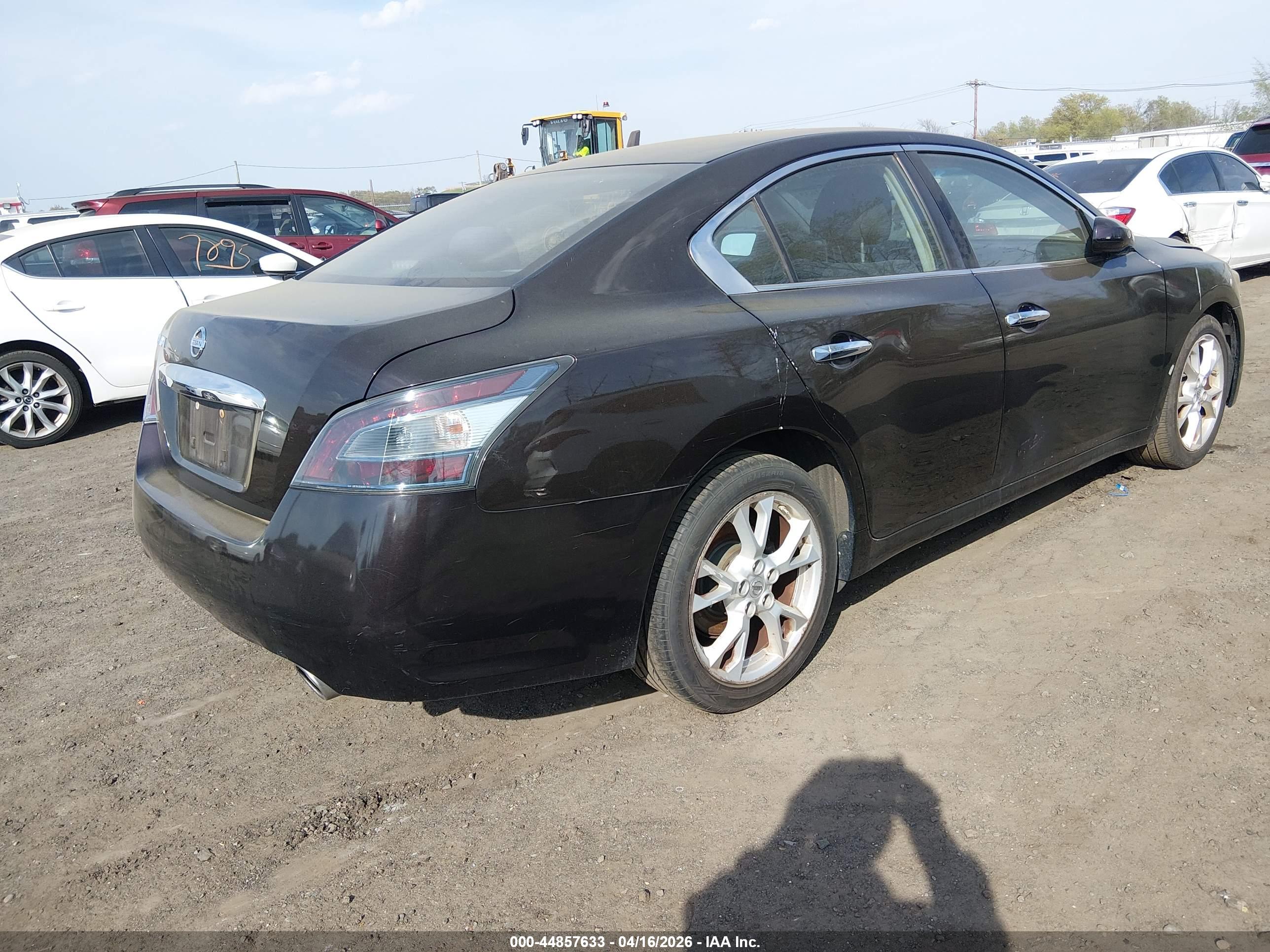 NISSAN MAXIMA image 4