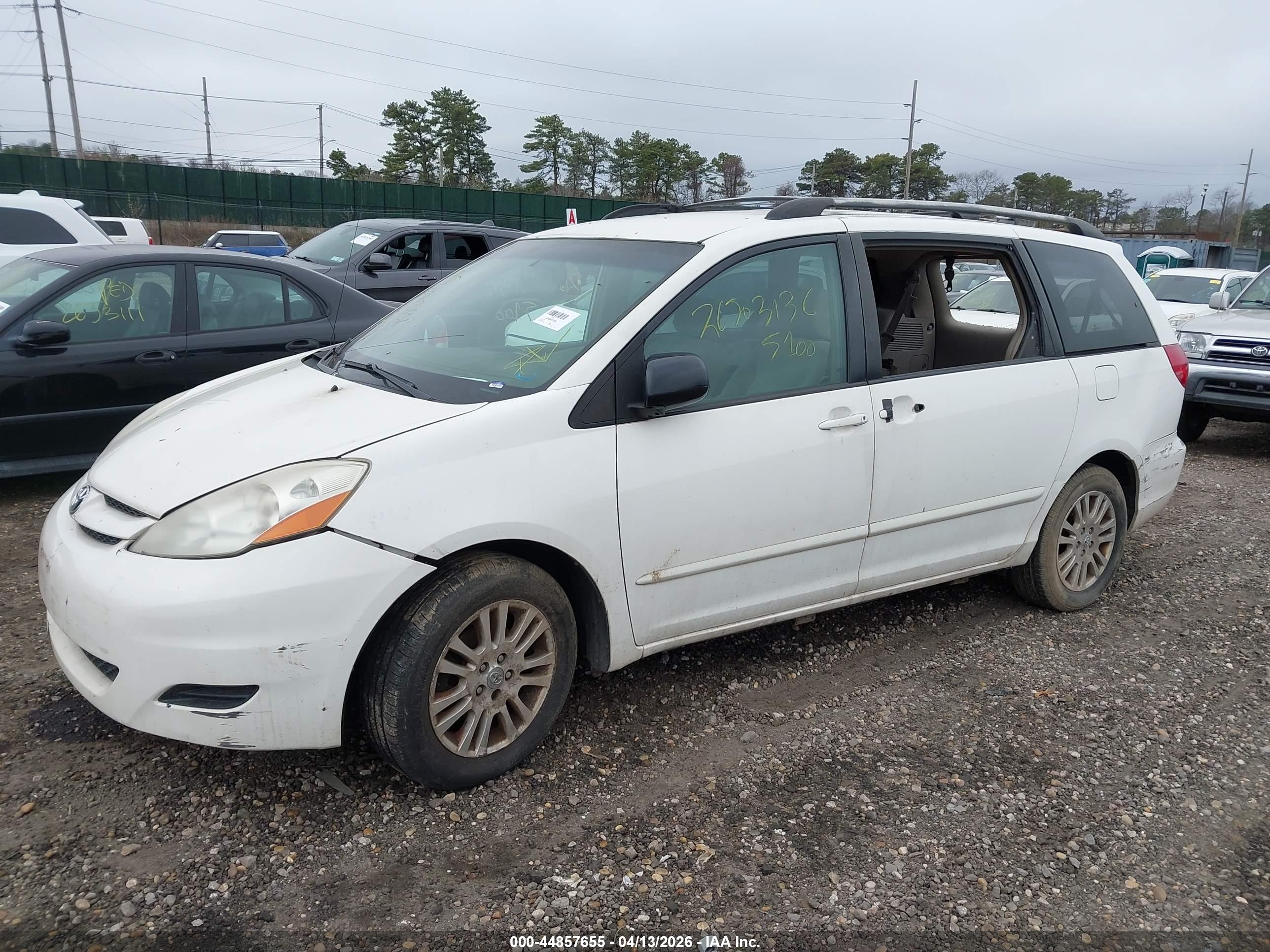 TOYOTA SIENNA image 2