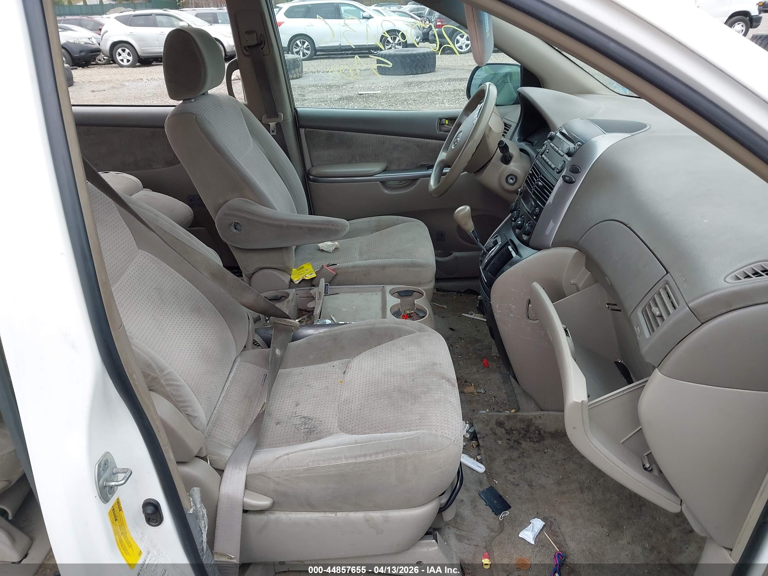 TOYOTA SIENNA image 5