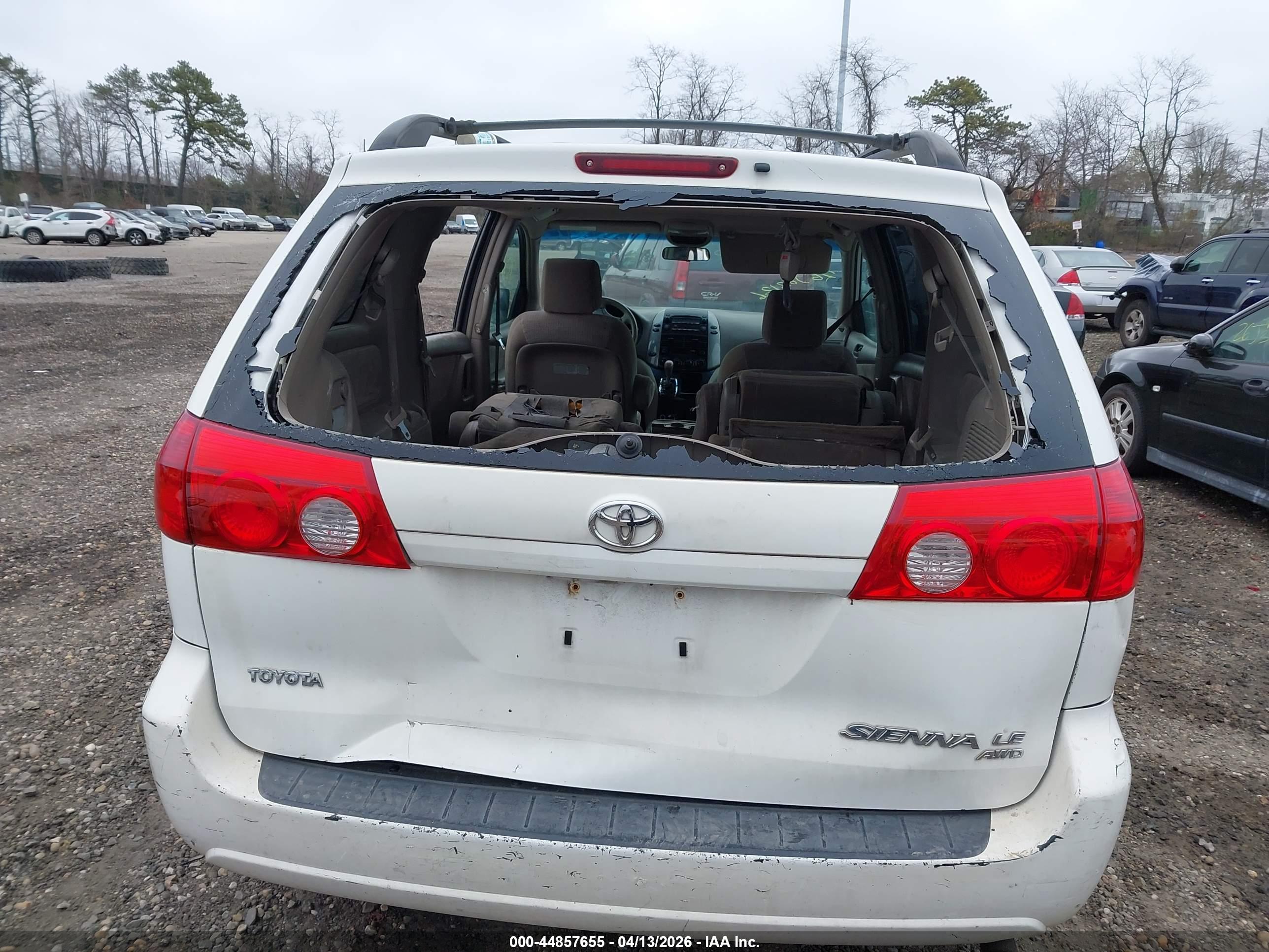 TOYOTA SIENNA image 6