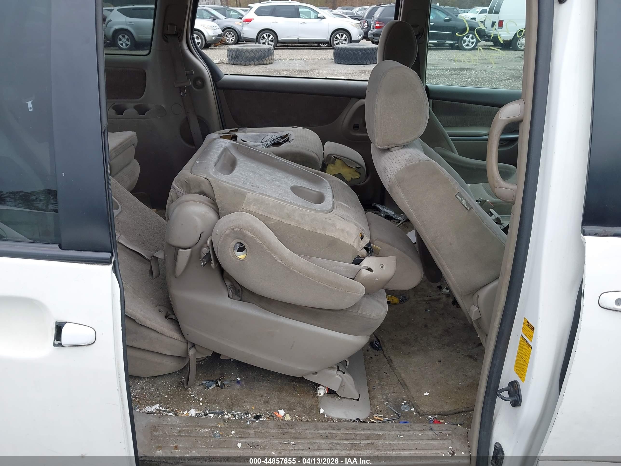 TOYOTA SIENNA image 8