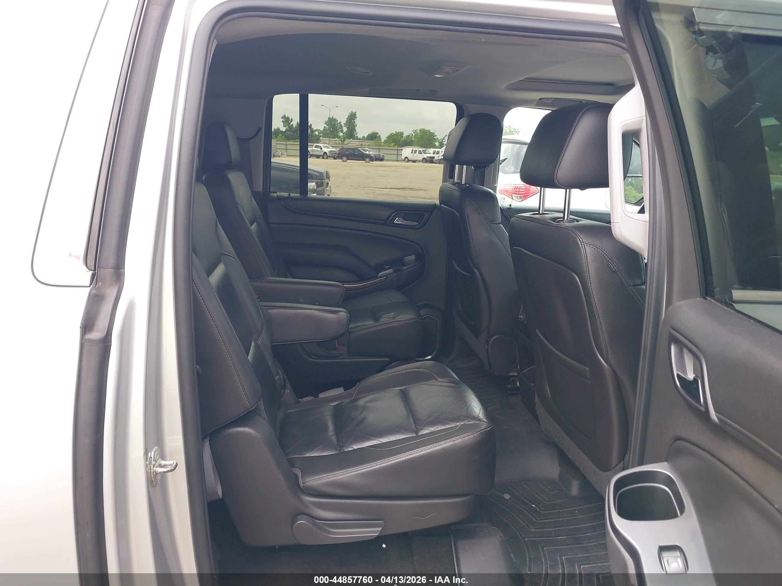 CHEVROLET SUBURBAN image 8