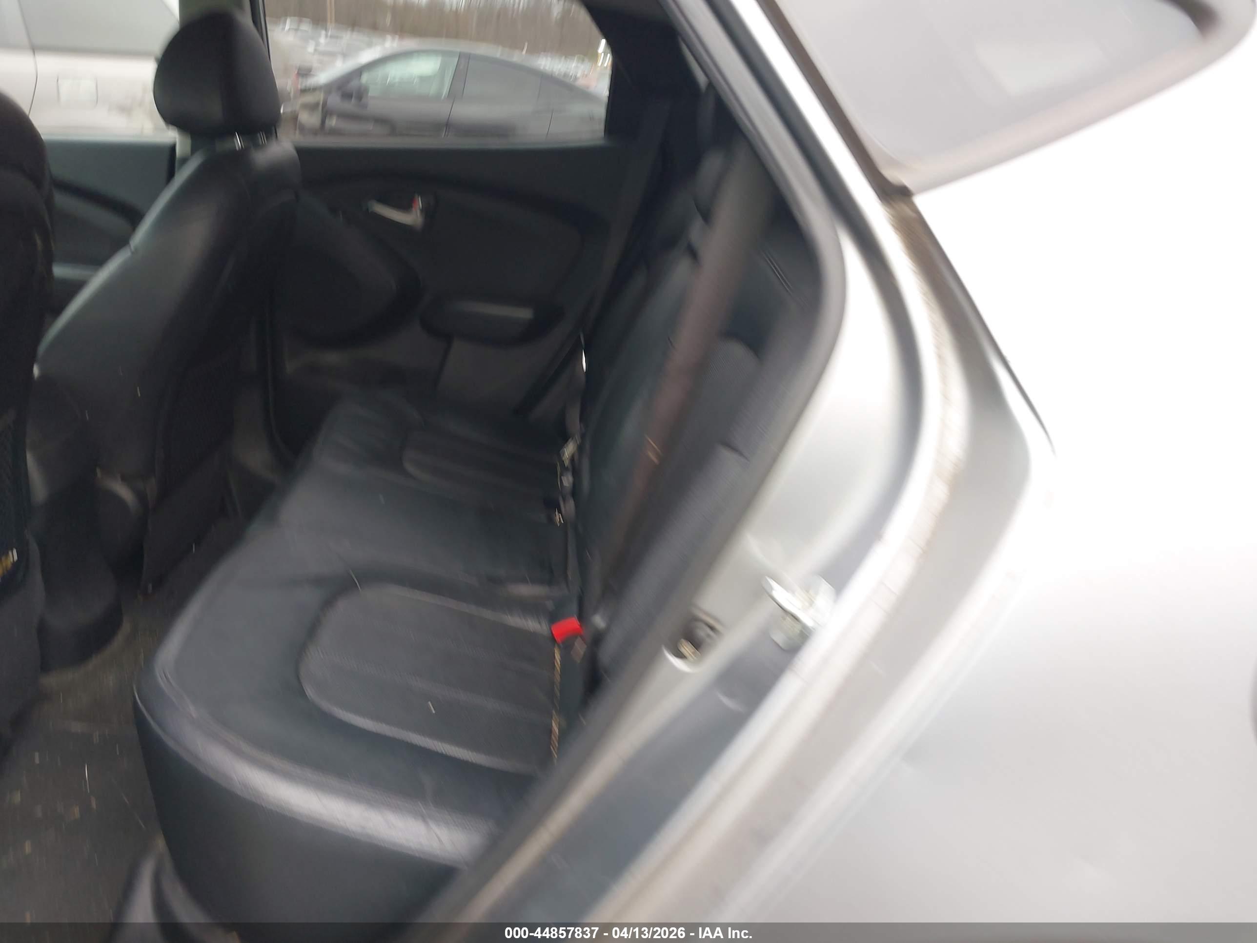 HYUNDAI TUCSON image 8
