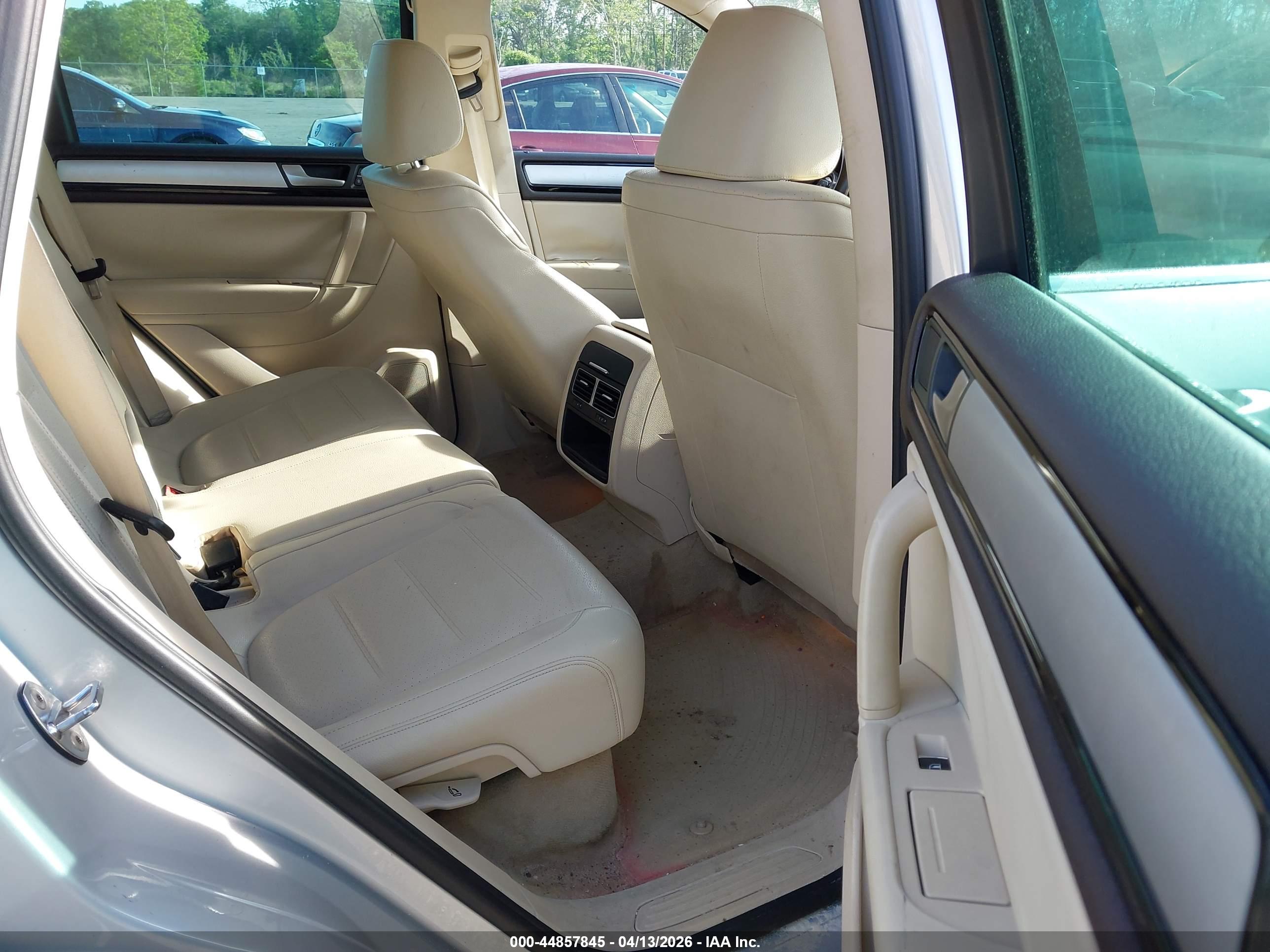VOLKSWAGEN TOUAREG image 8