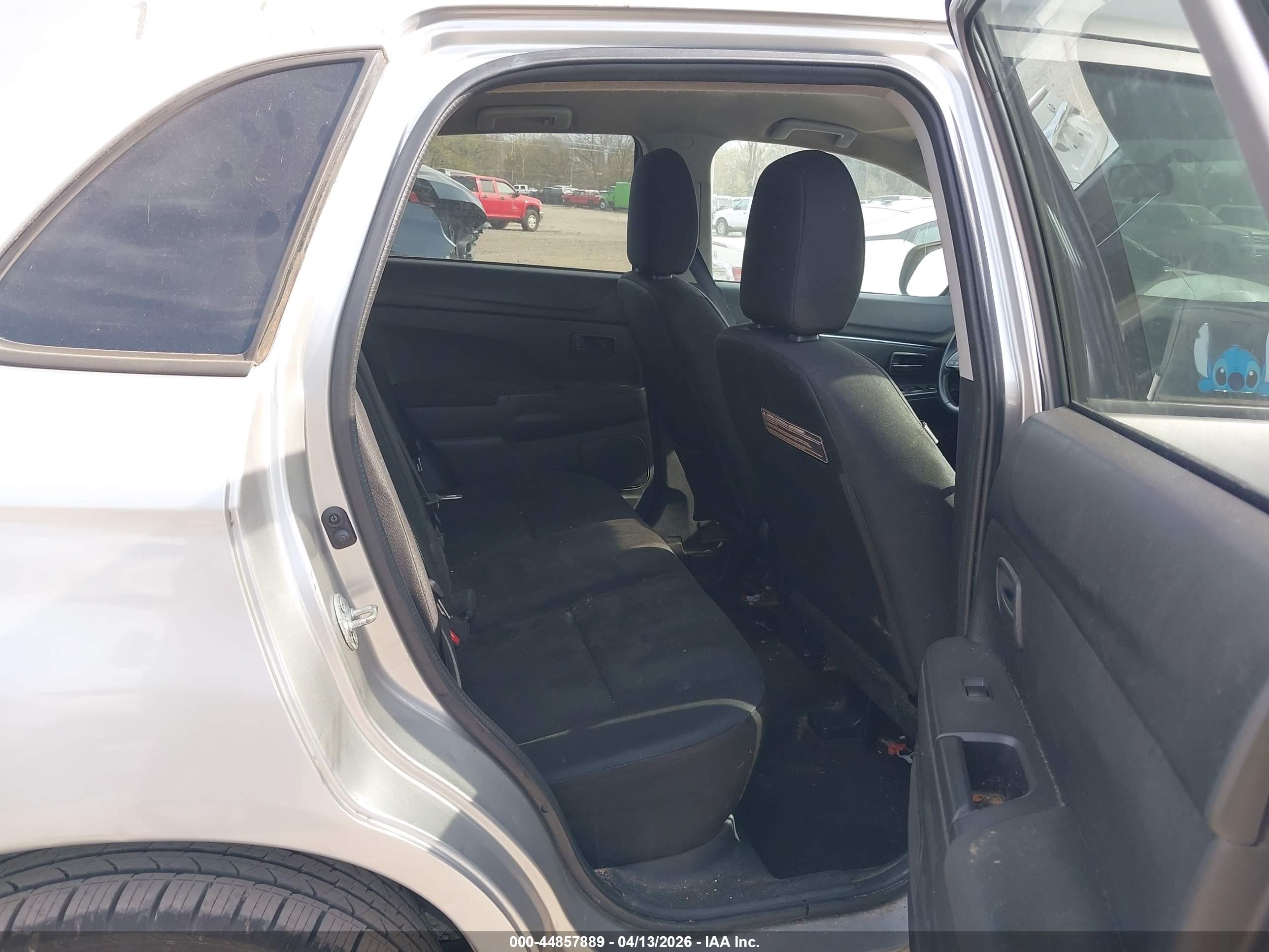 MITSUBISHI OUTLANDER image 8