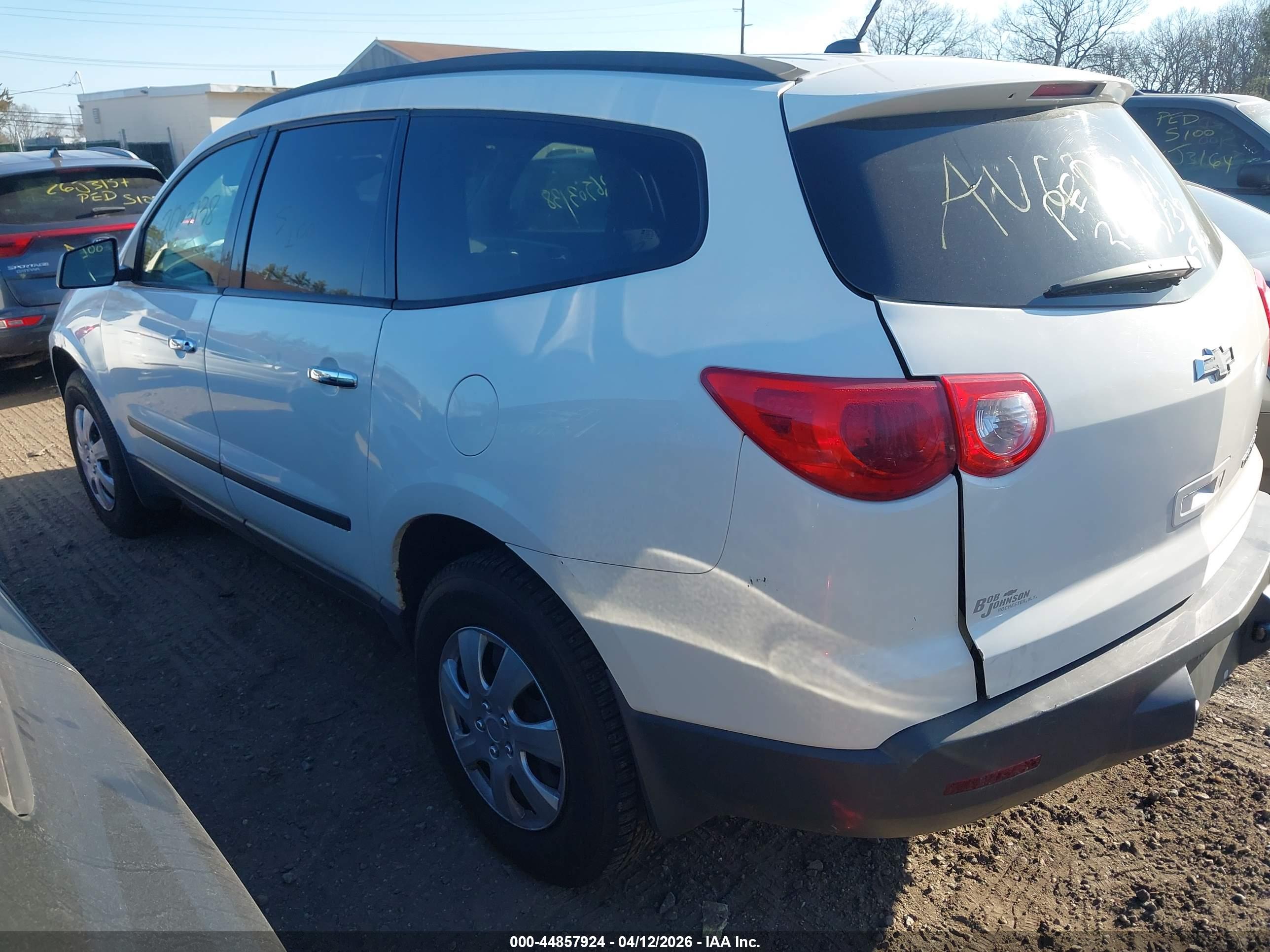 CHEVROLET TRAVERSE image 3