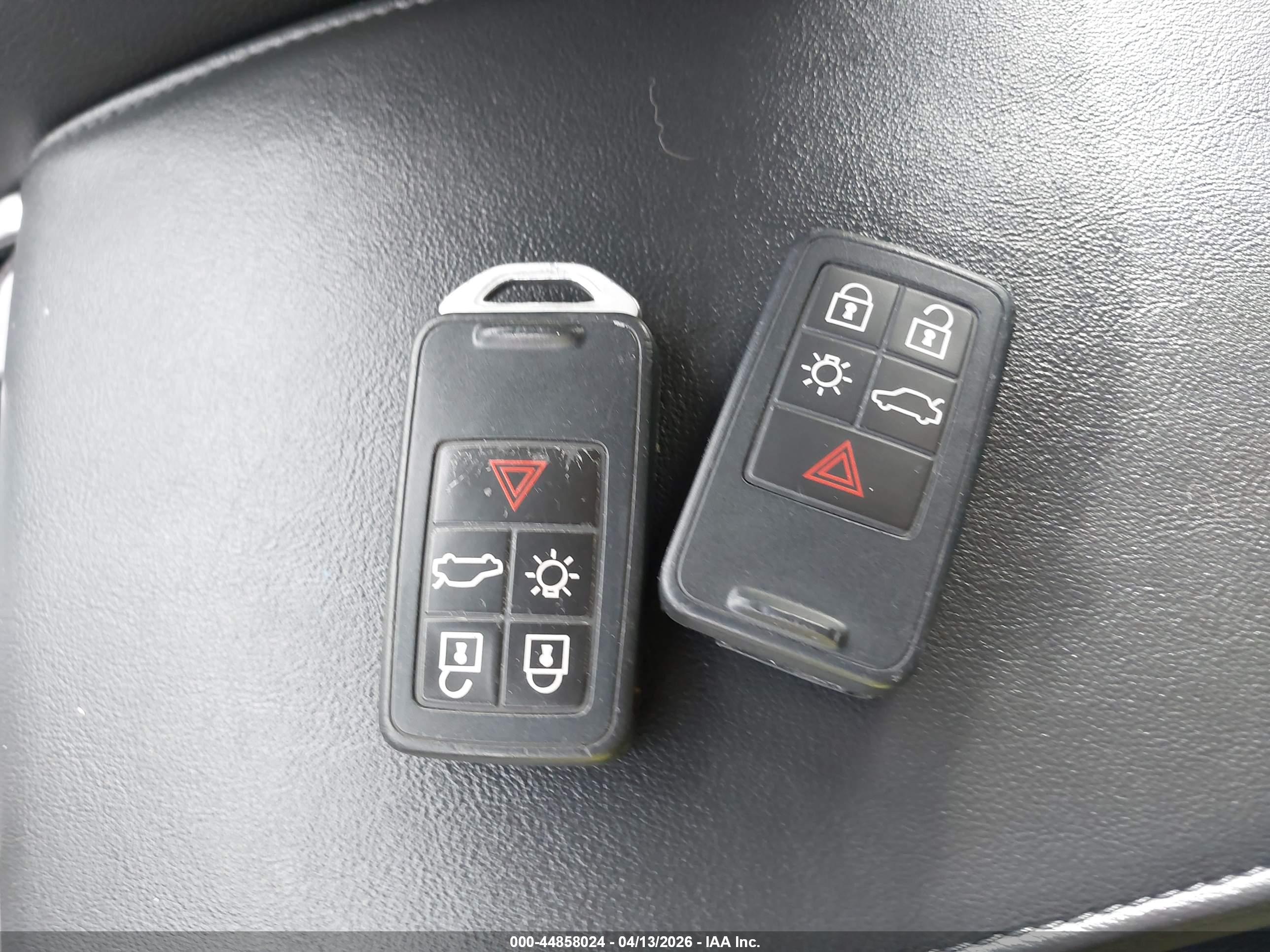 VOLVO XC70 image 11