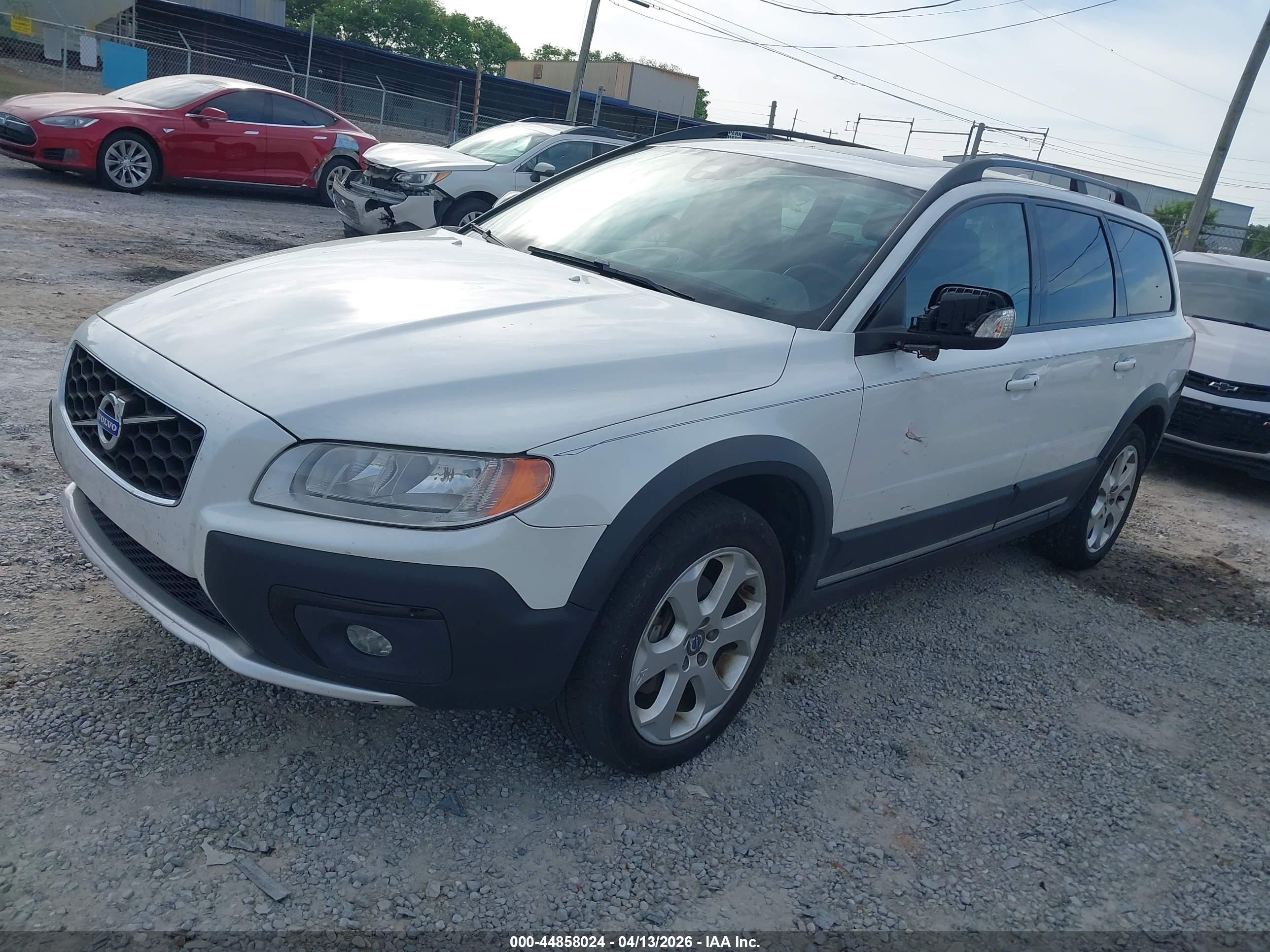 VOLVO XC70 image 2