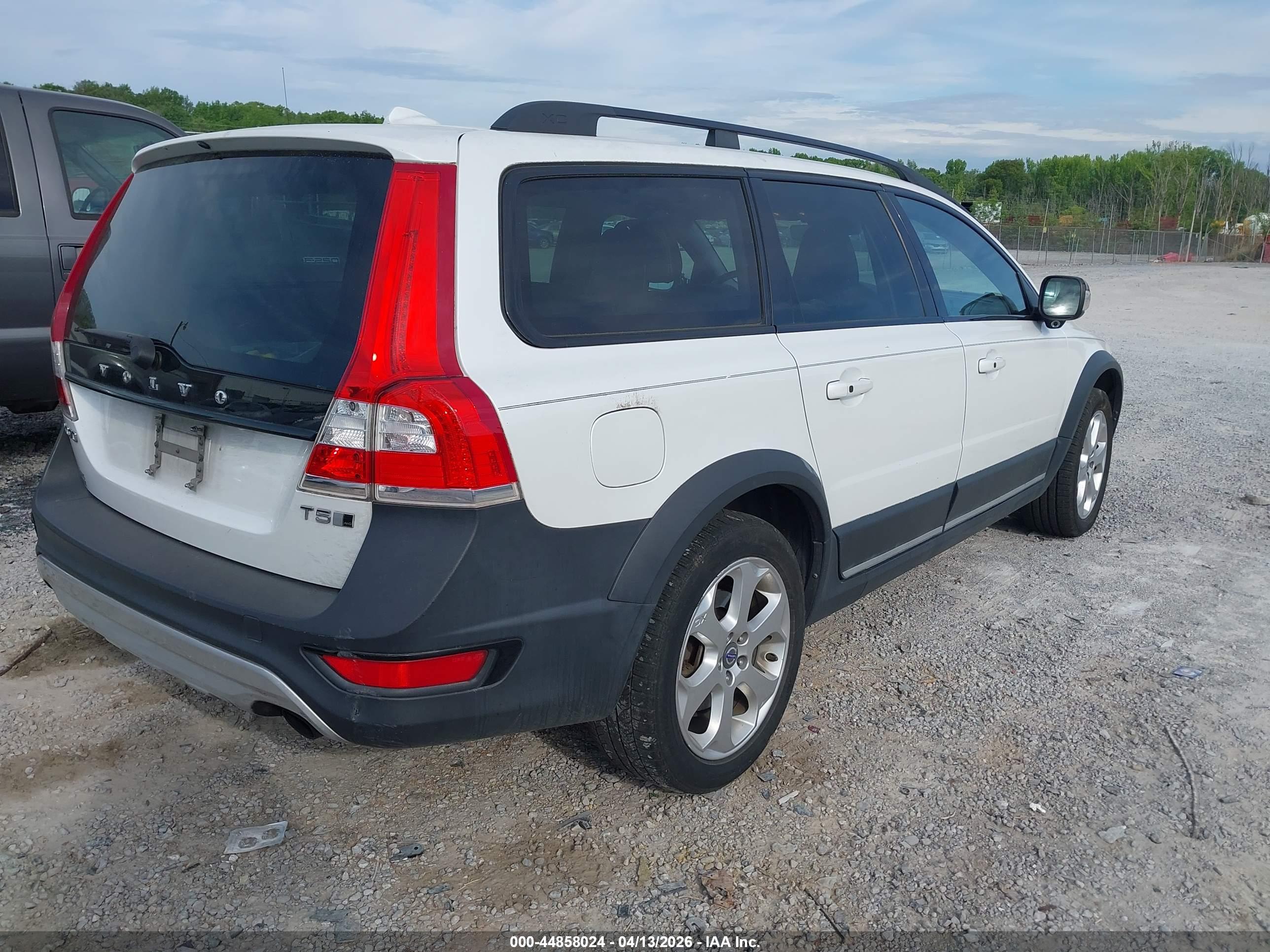 VOLVO XC70 image 4
