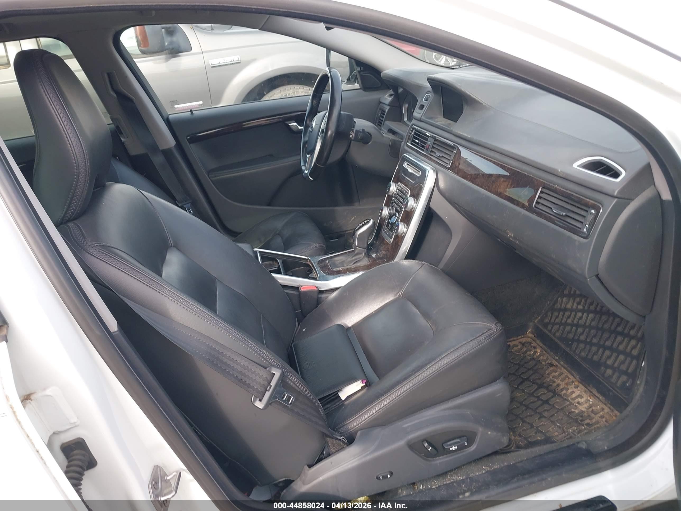 VOLVO XC70 image 5