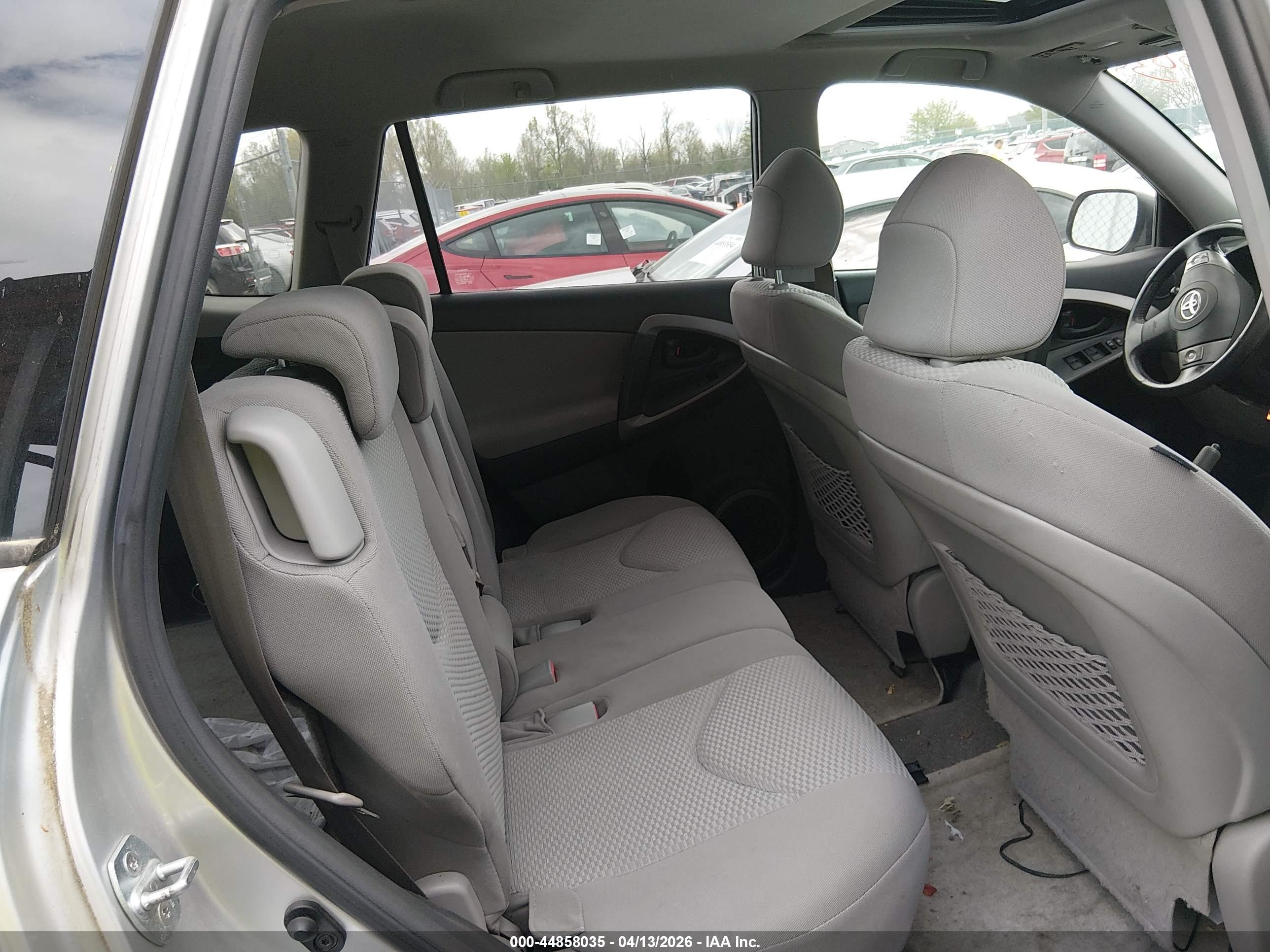 TOYOTA RAV4 image 8